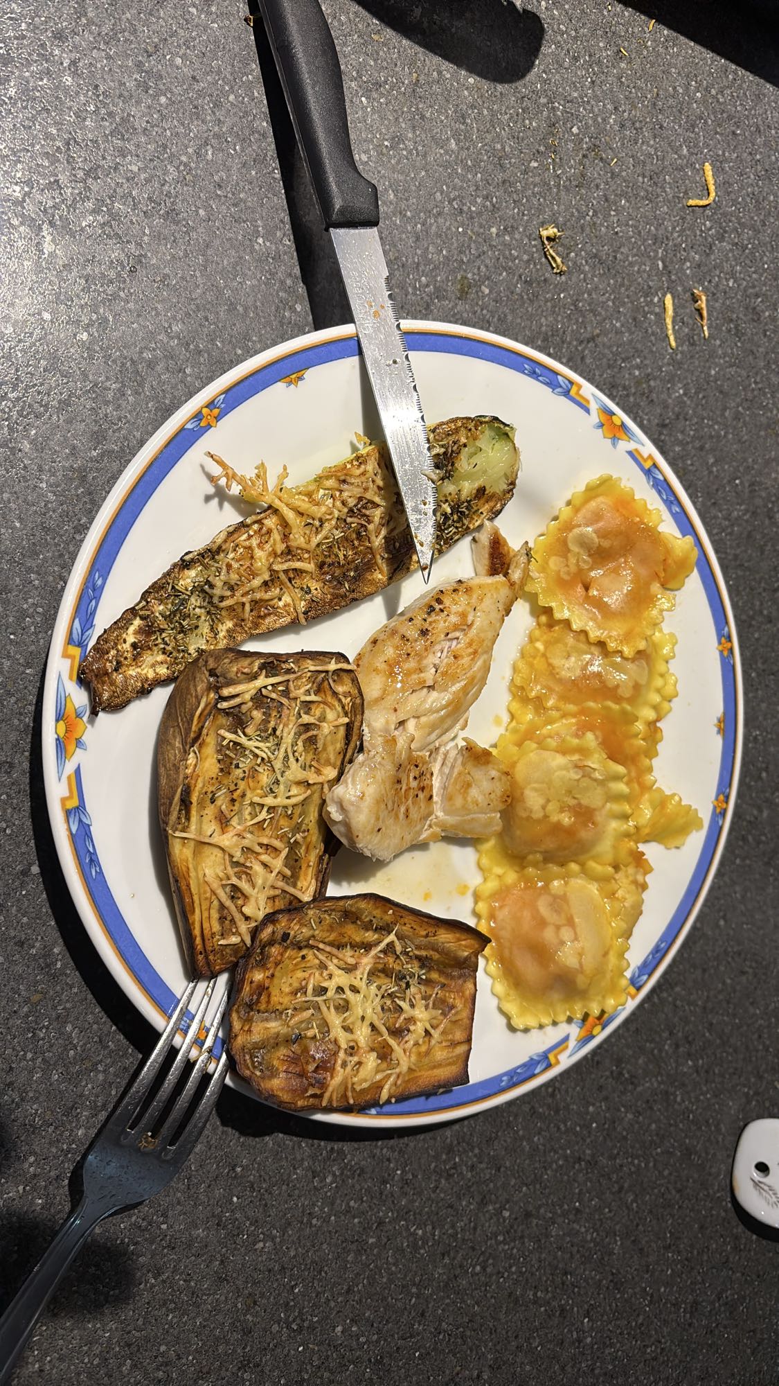 Poulet, légumes et raviolis