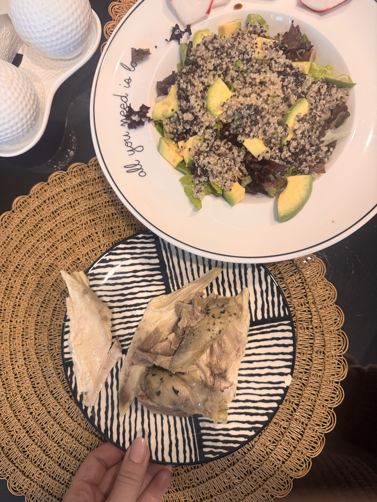 Курица с киноа и авокадо