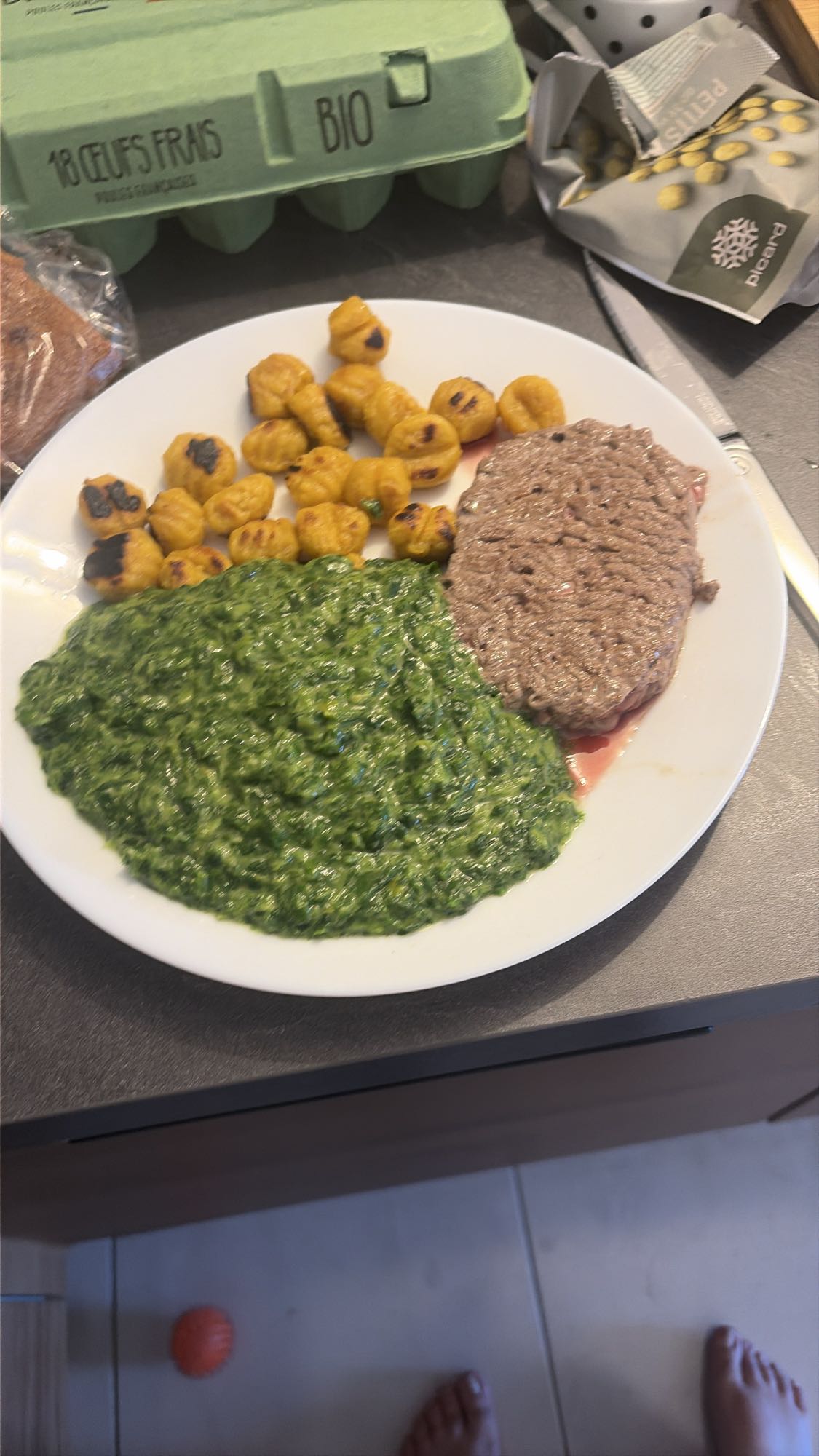 Steak, gnocchis, épinards
