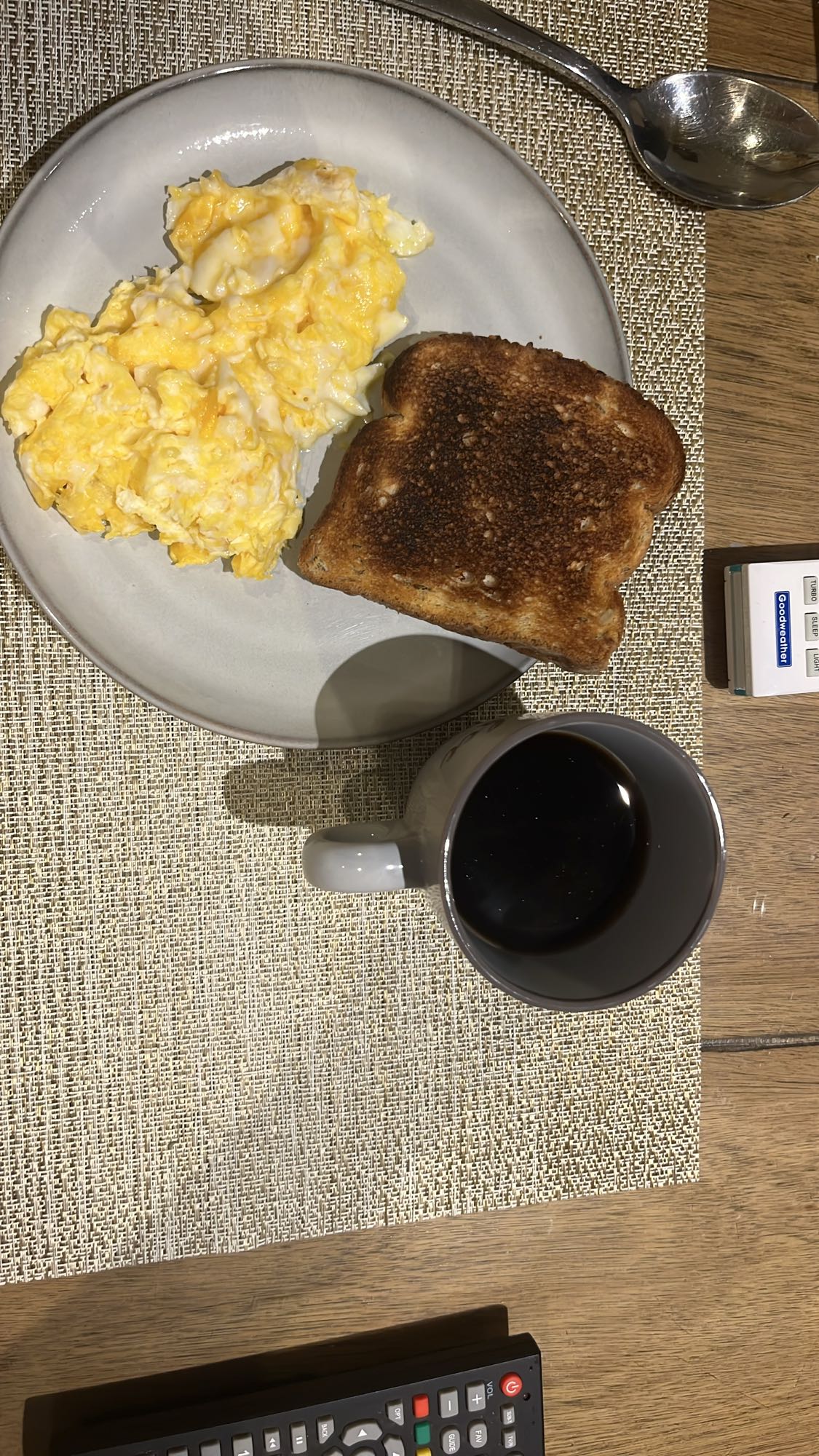 Desayuno con huevos y pan