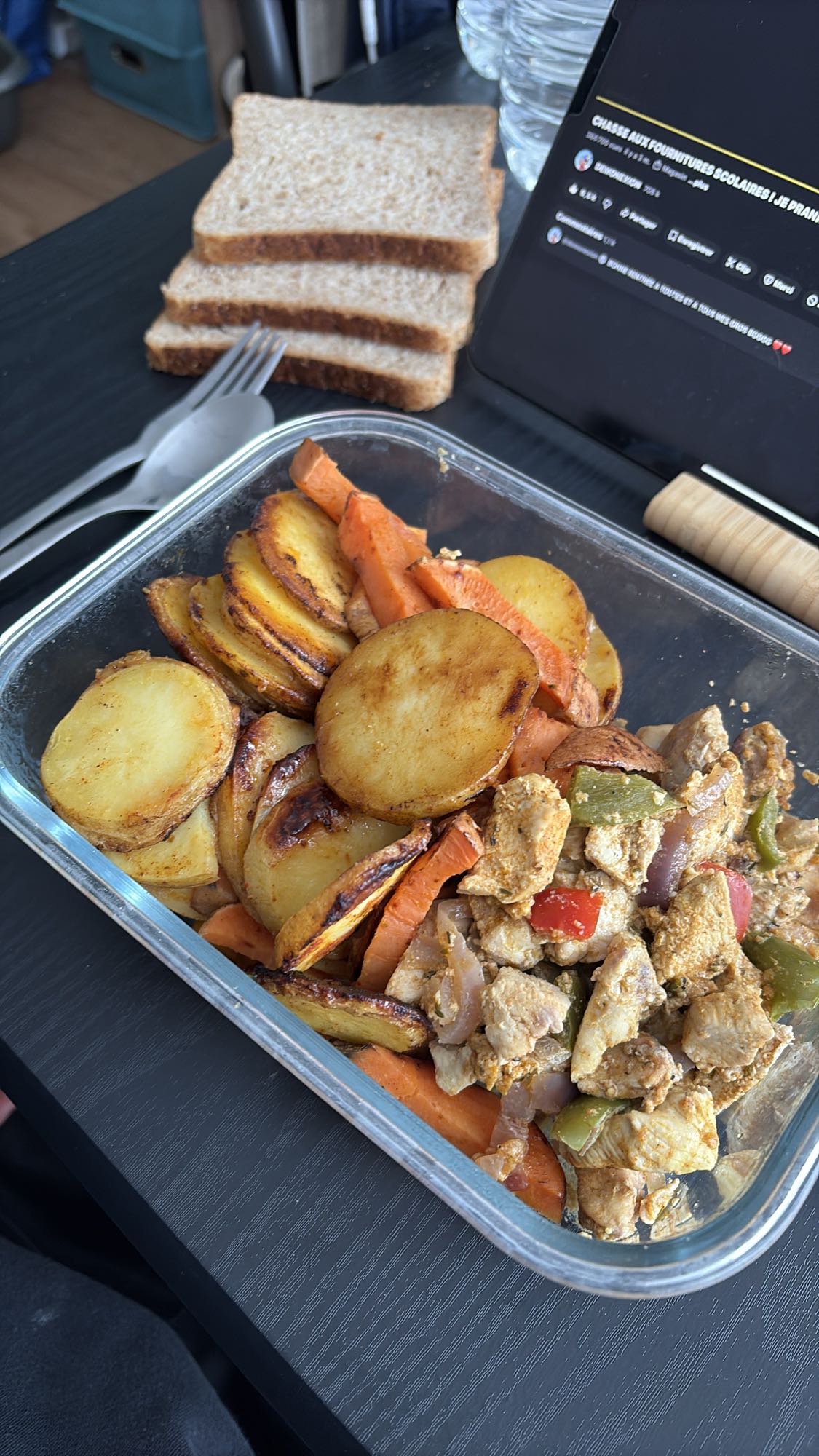 Poulet, légumes et pain complet