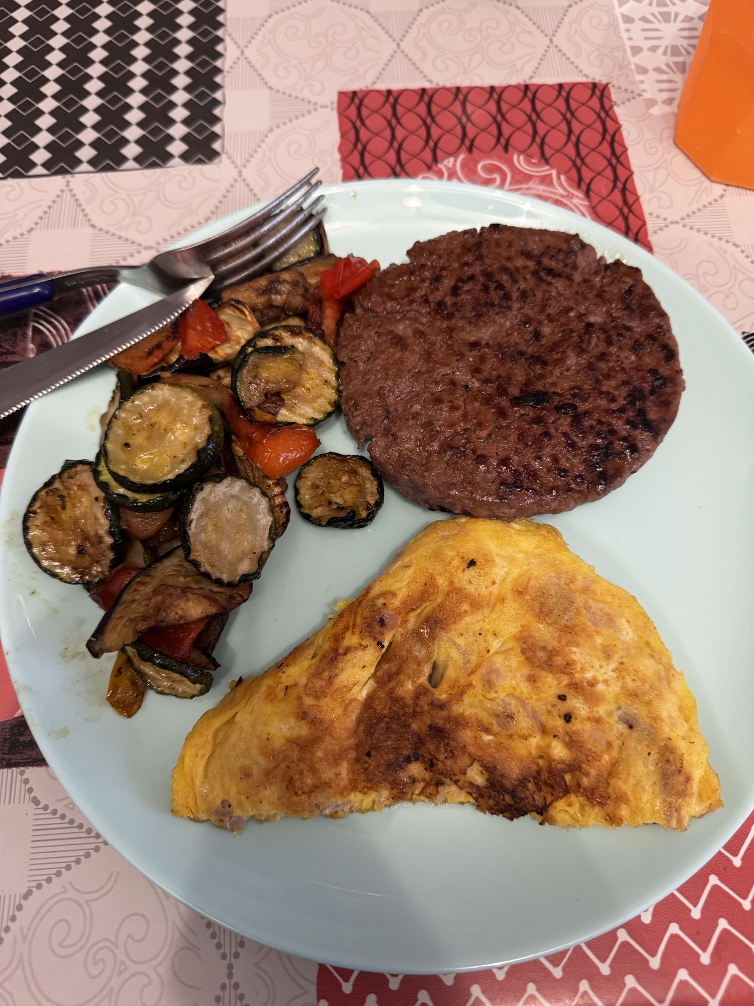 Omelette y hamburguesa