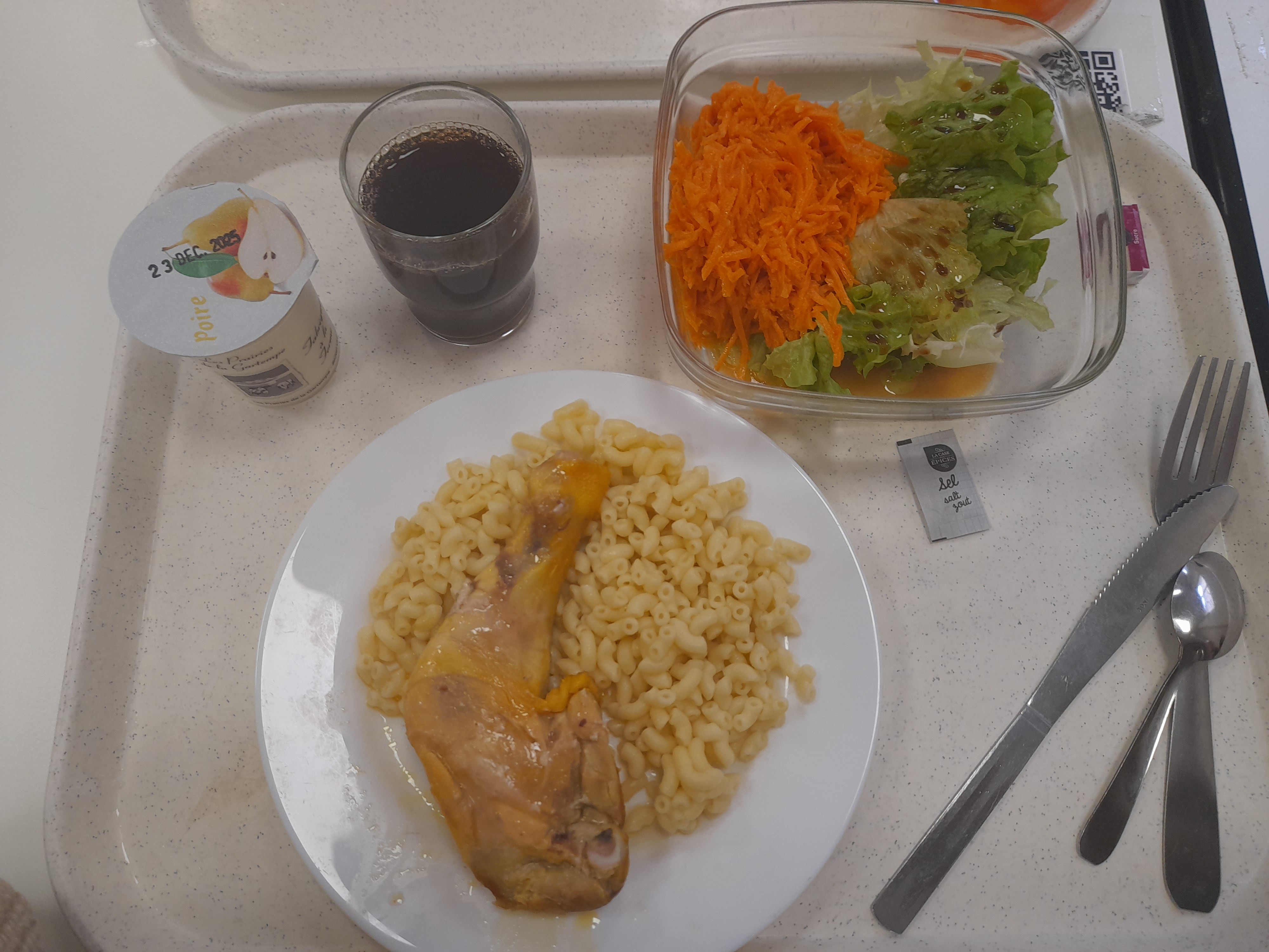 Poulet pâtes et salade