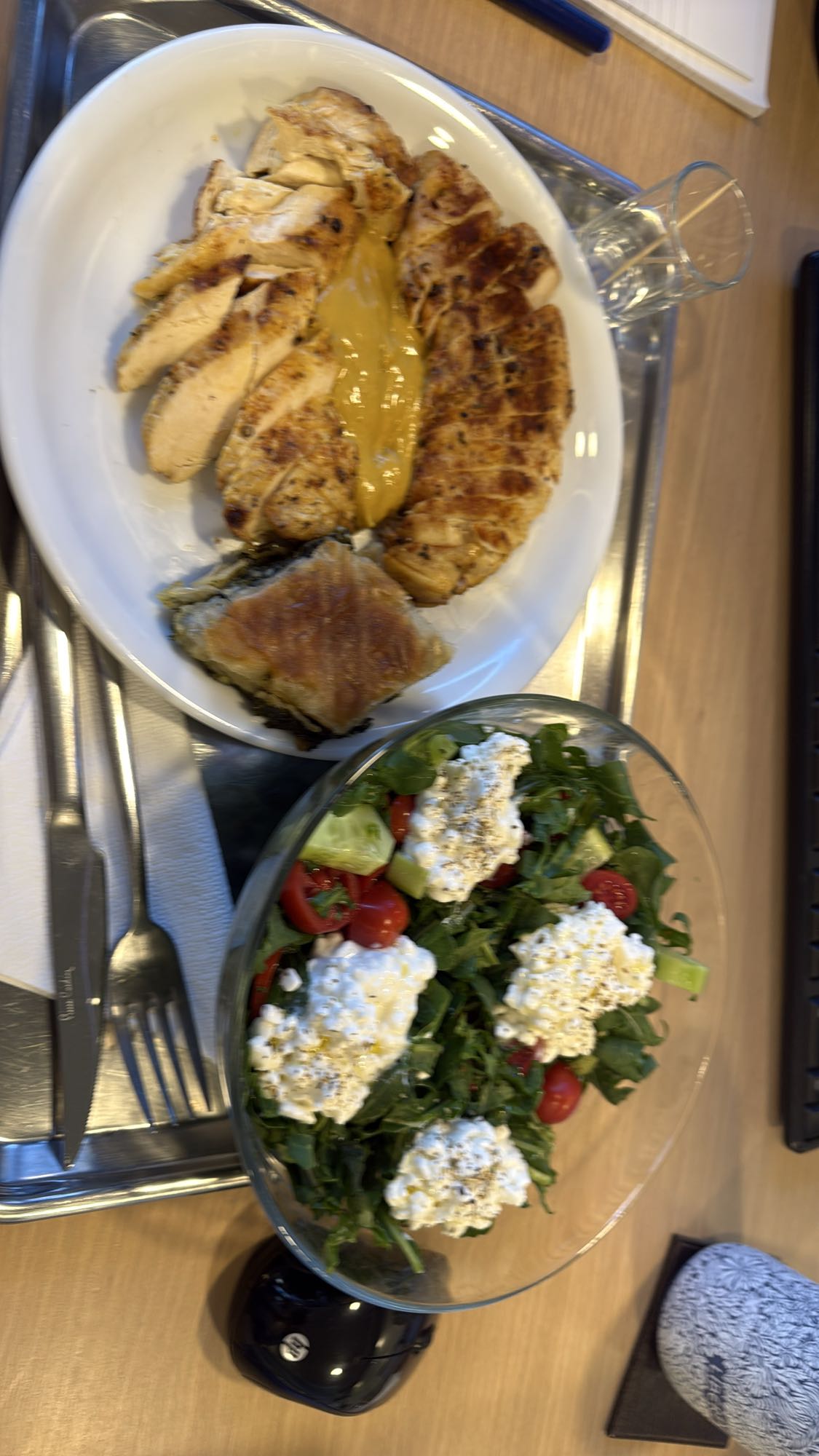 Κοτόπουλο με σαλάτα και πίτα