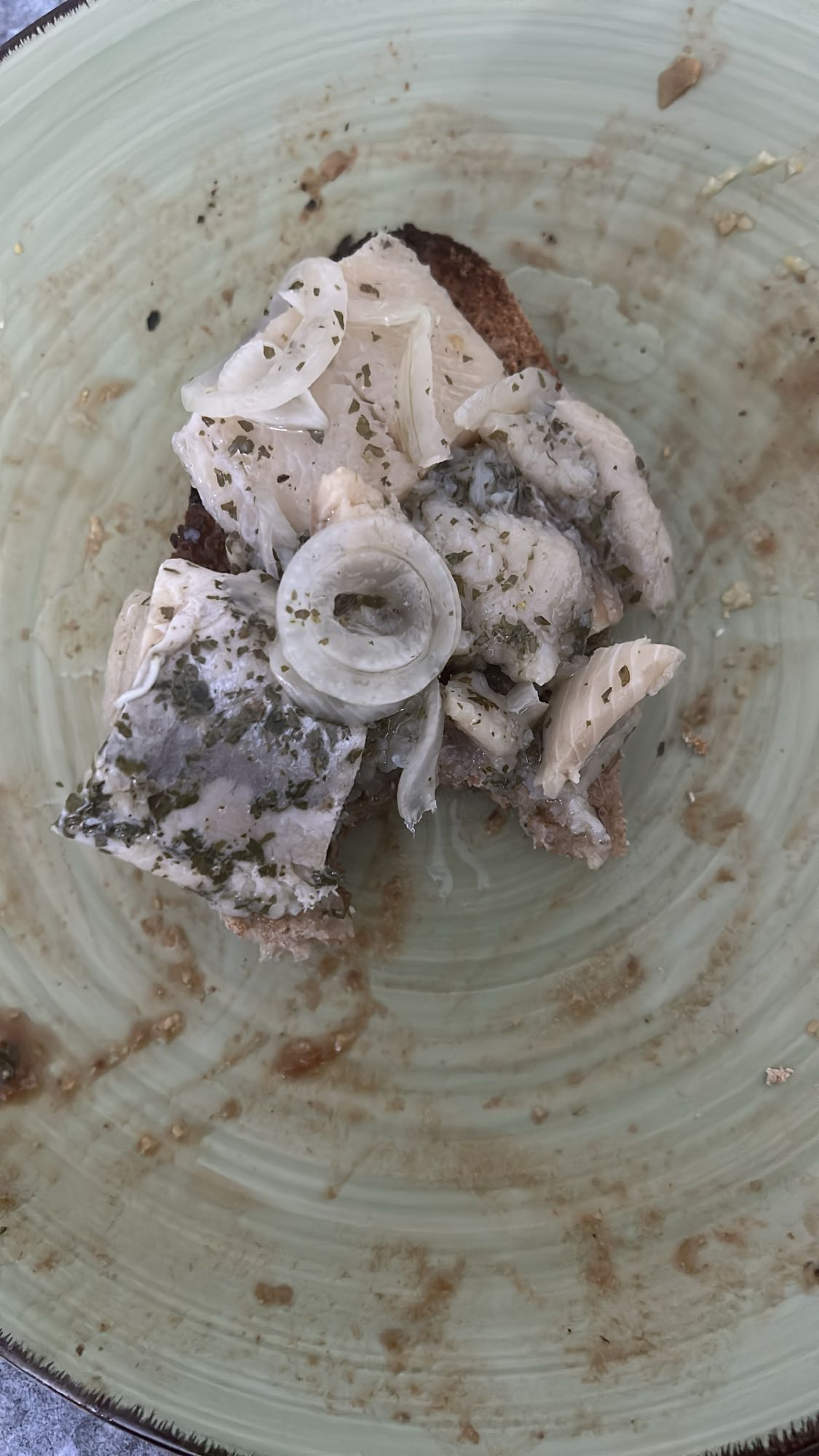 tostada de pescado y cebolla