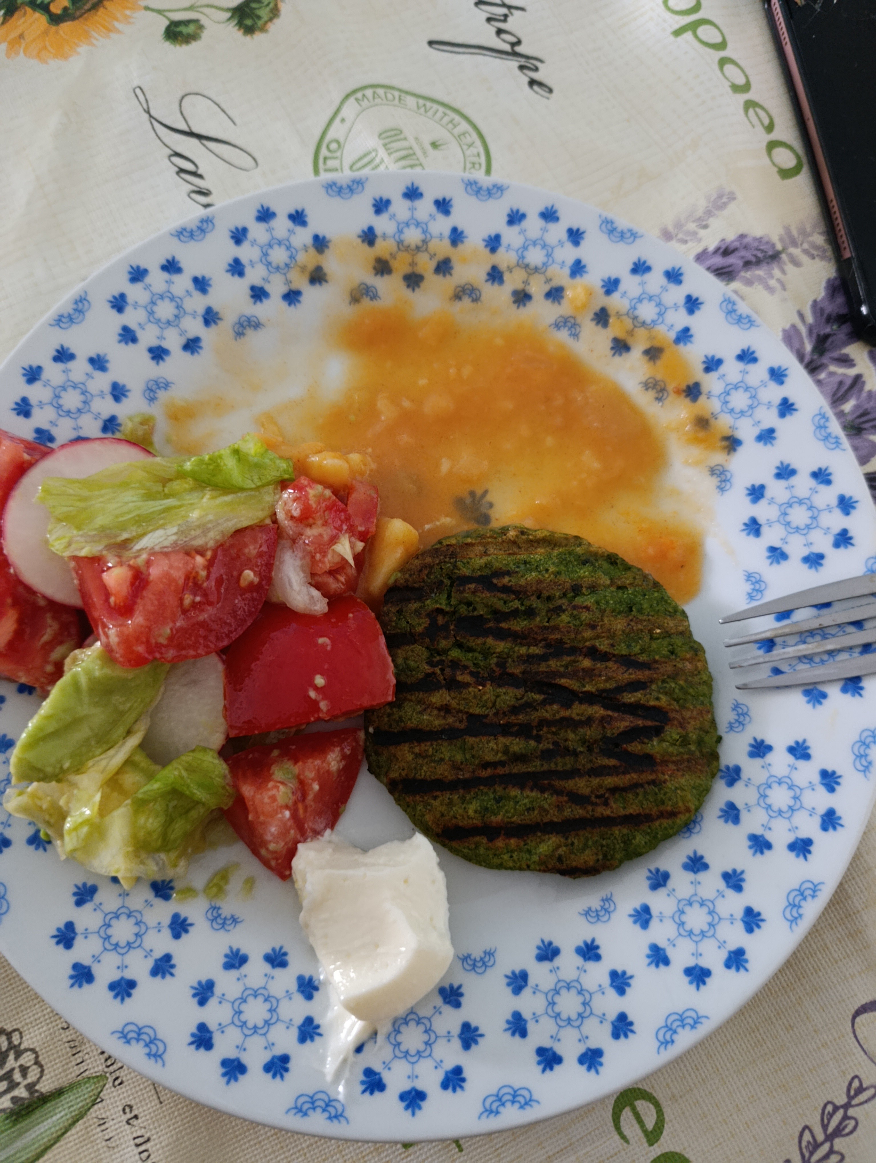 Hamburguesa vegetal y ensalada