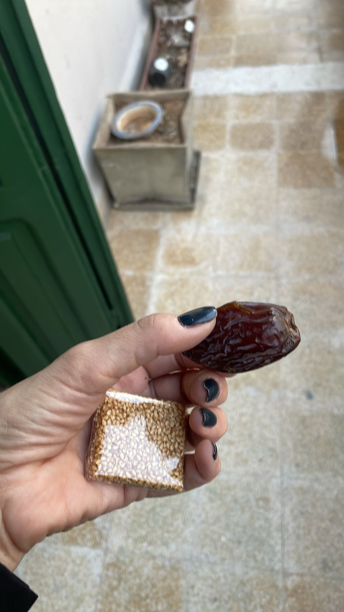 Date and sesame bar snack