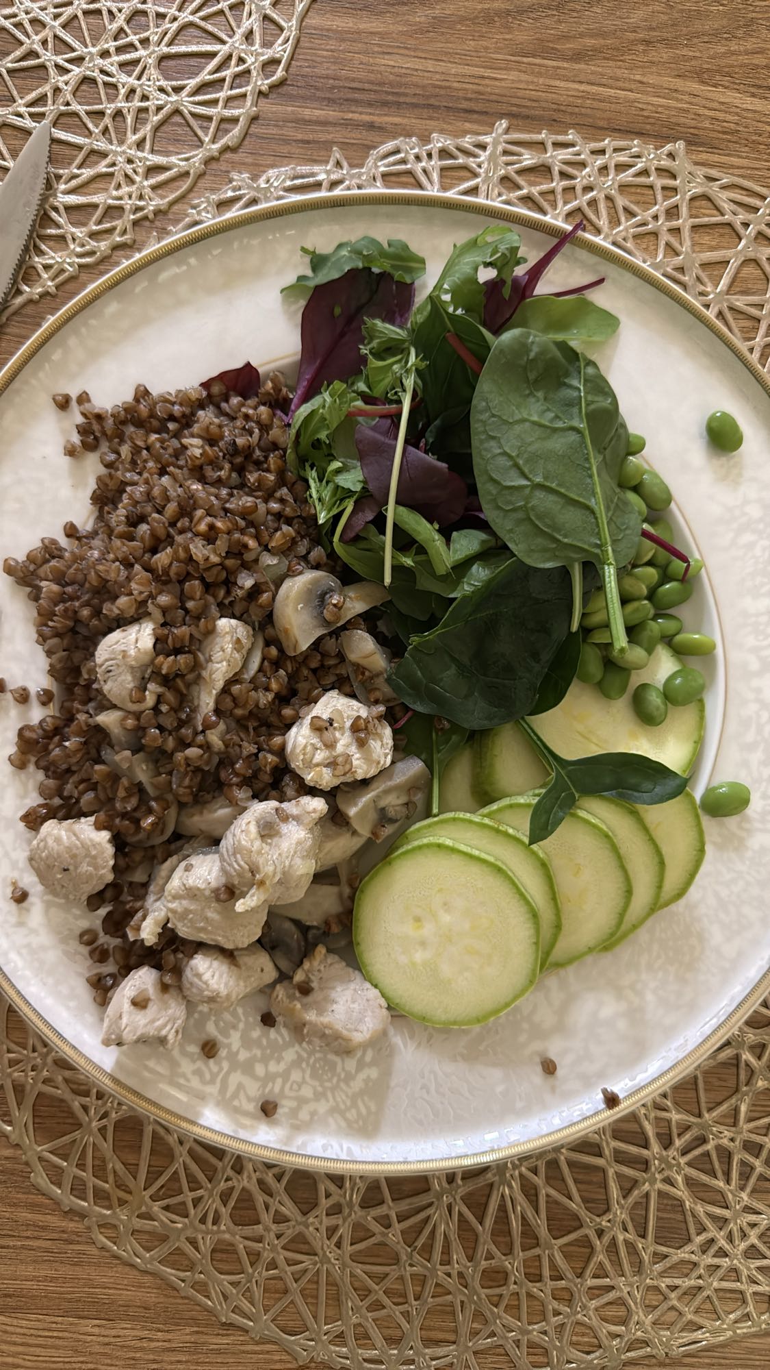 Гречка с курицей и салатом