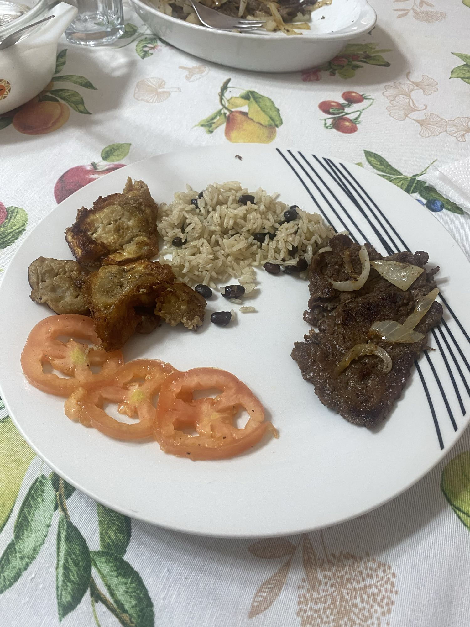 Carne con arroz y plátano