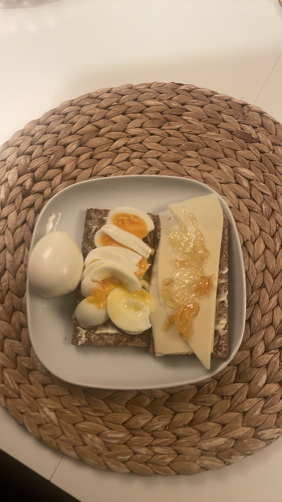 Knäckebröd med ägg & ost