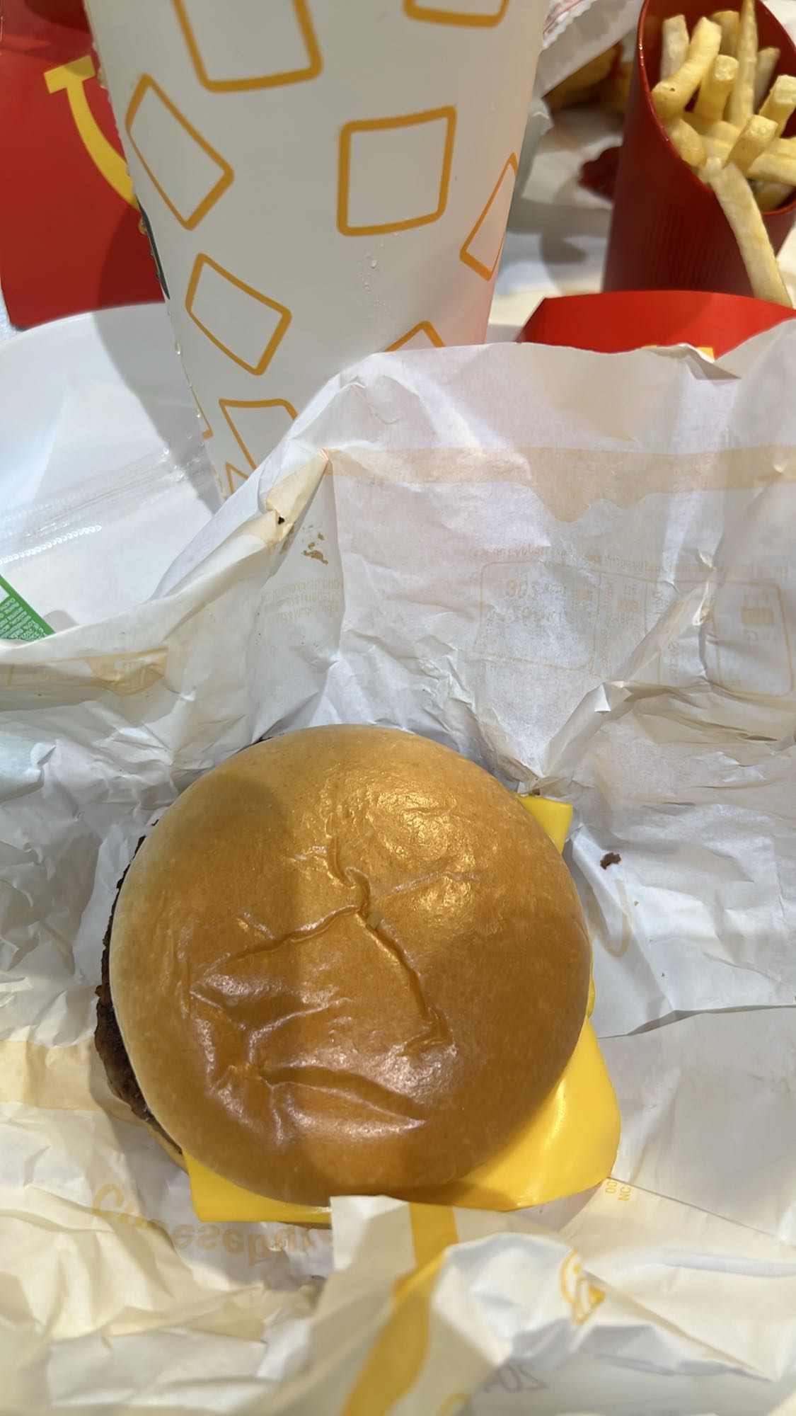 Menu cheeseburger frites soda