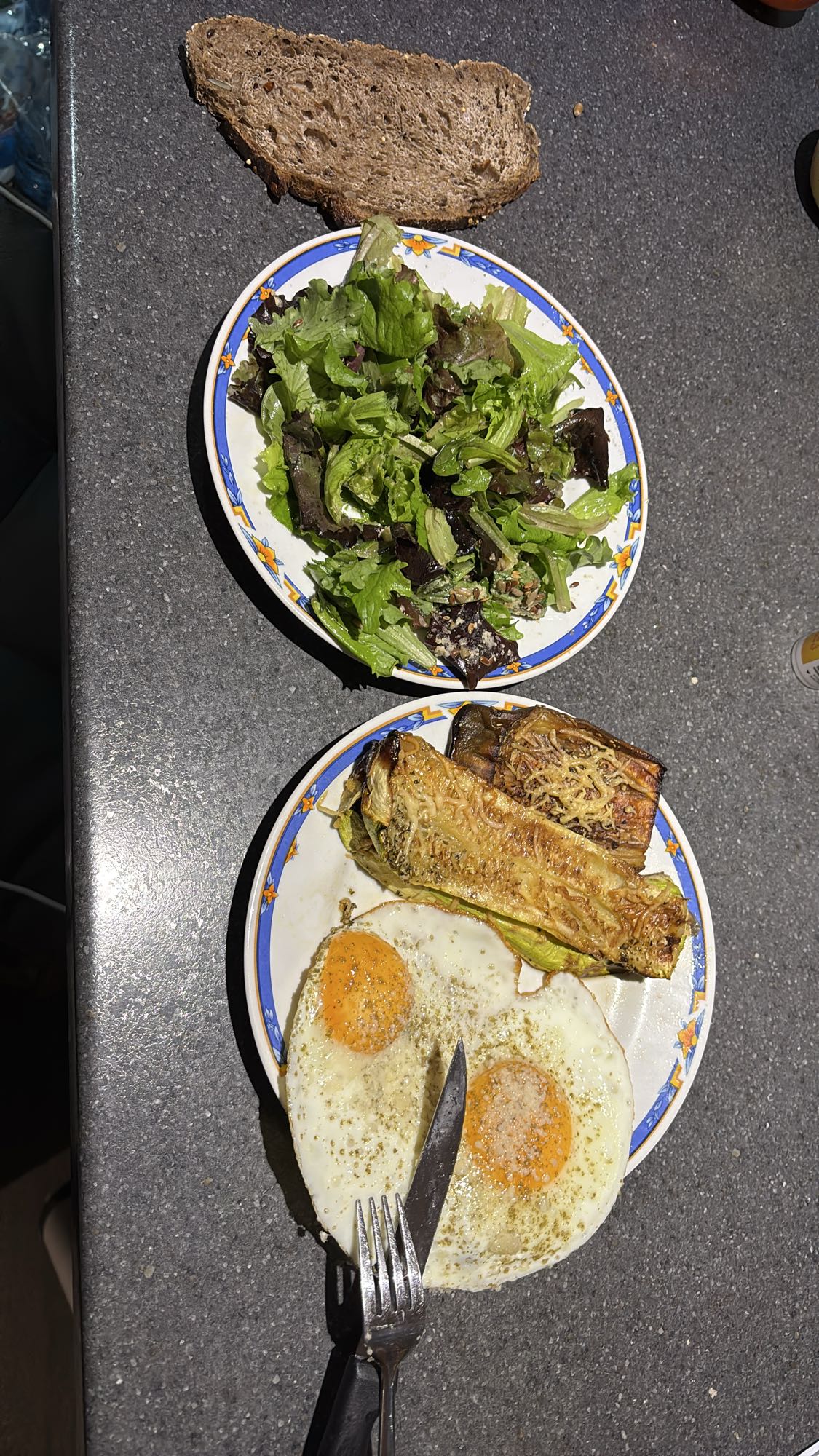 Oeufs, légumes, salade, pain