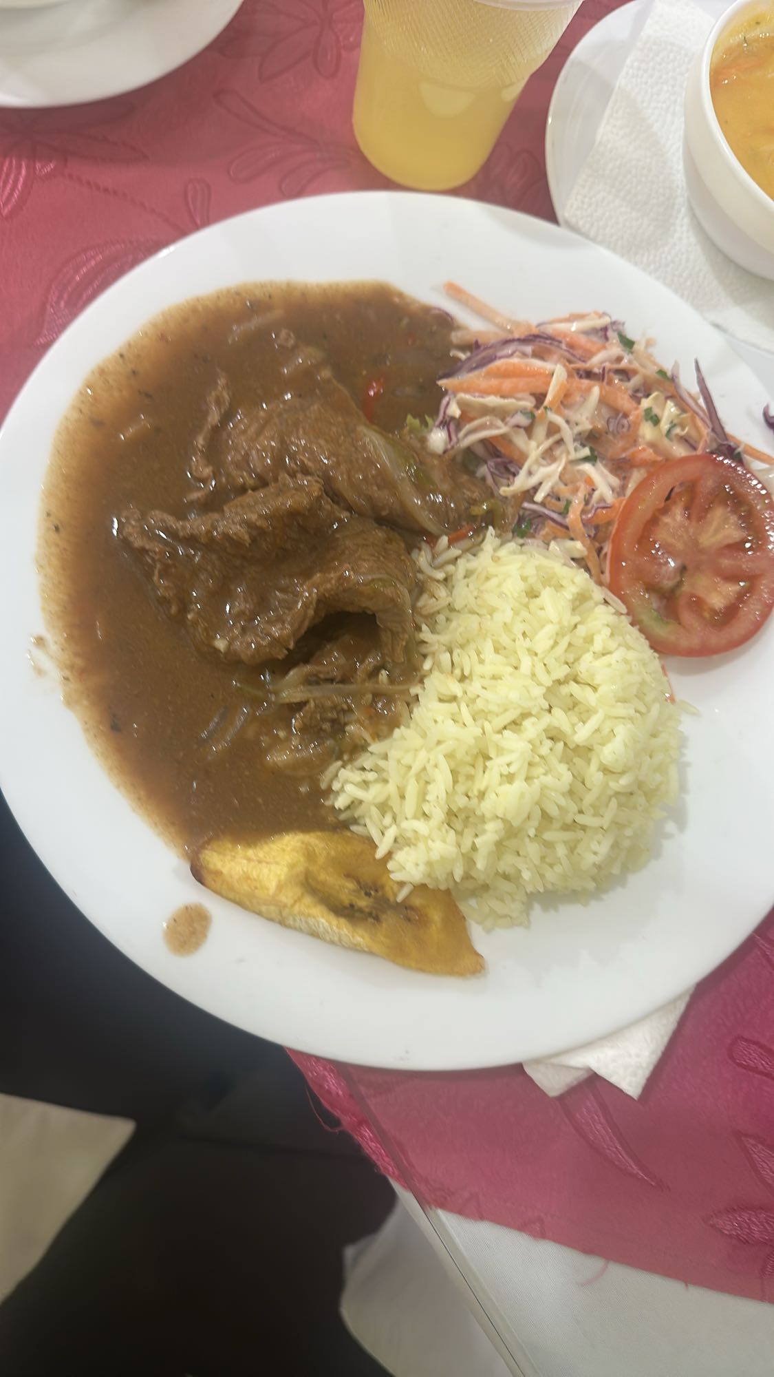 arroz, carne guisada y ensalada