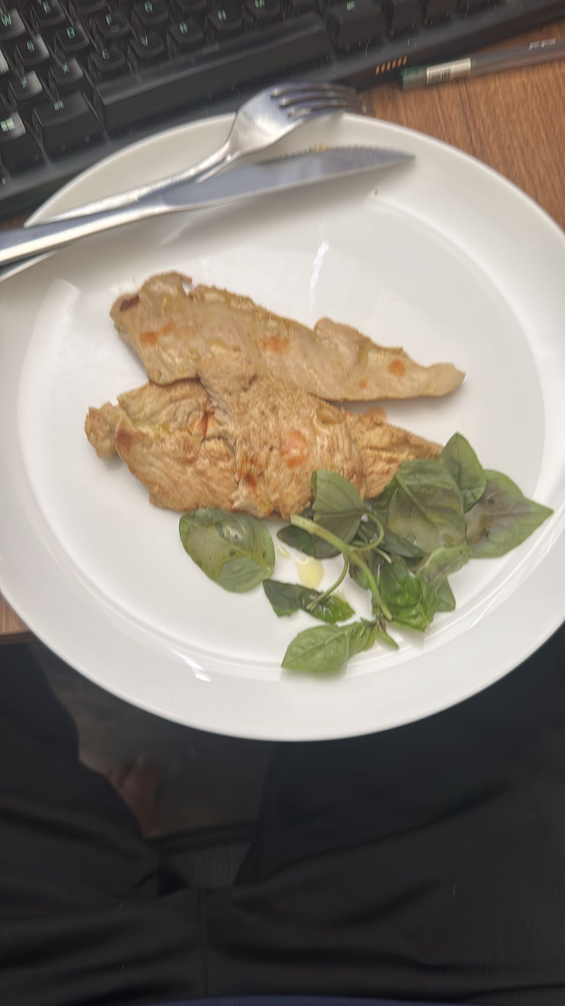 Frango grelhado com folhas