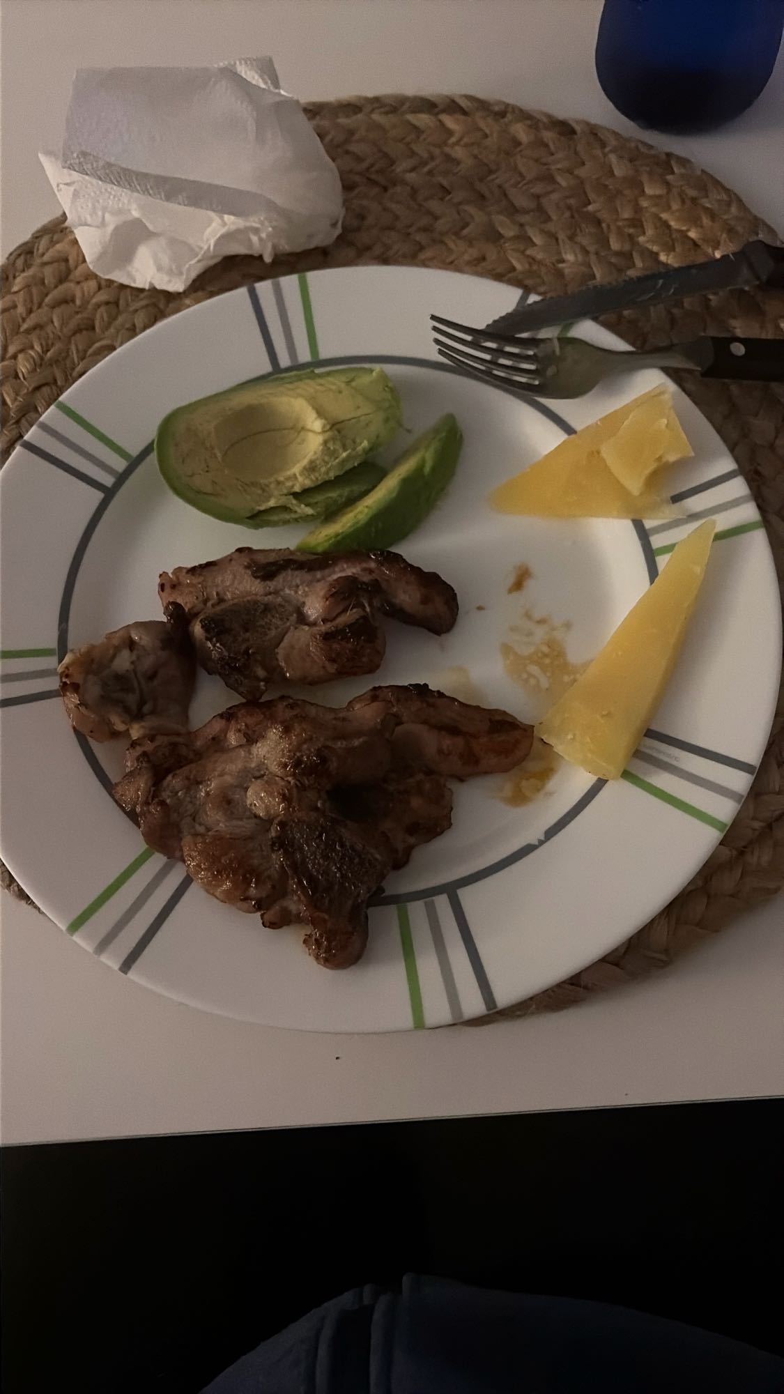 Carne, aguacate y queso