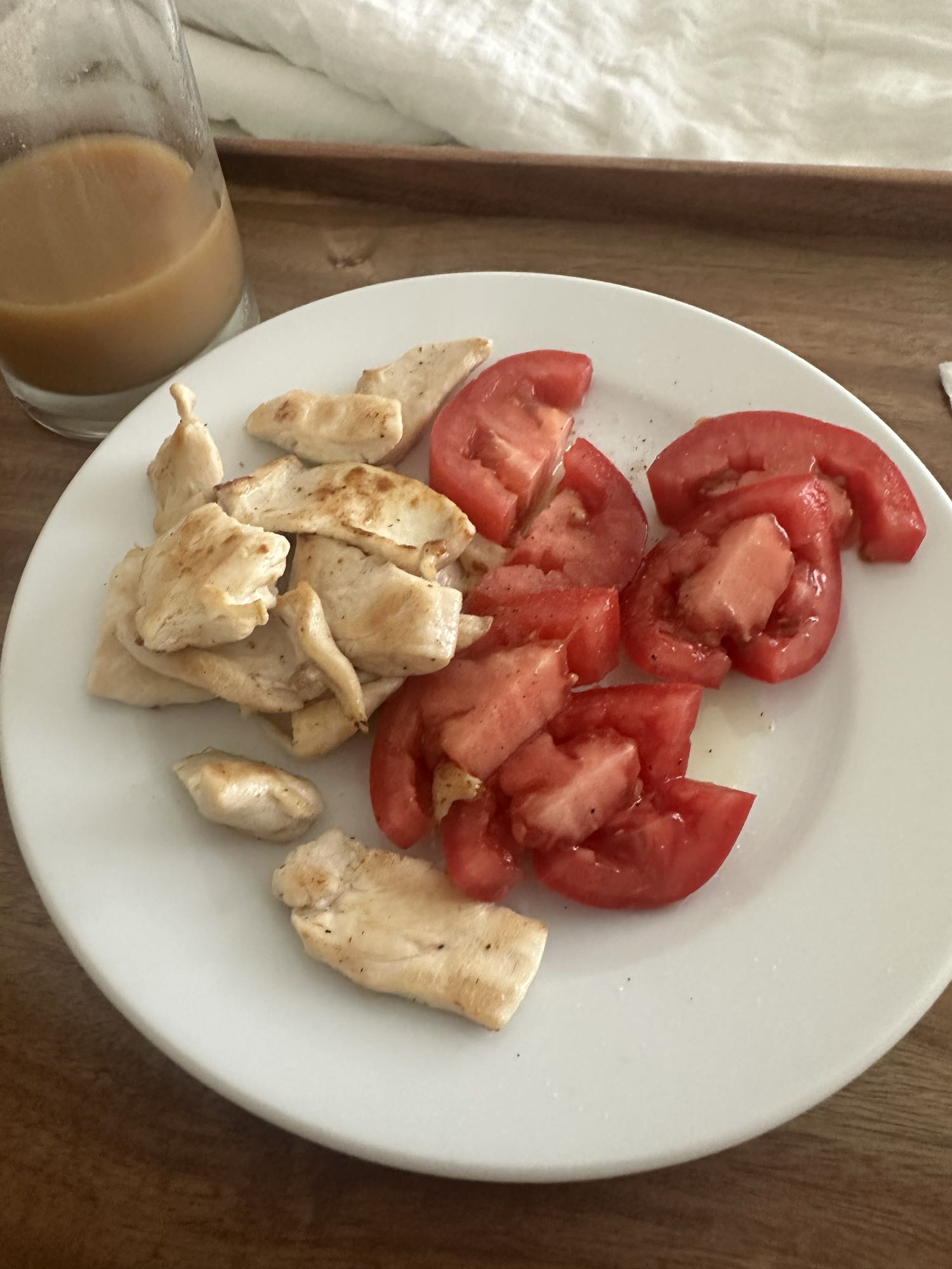 Pollo con tomate y café