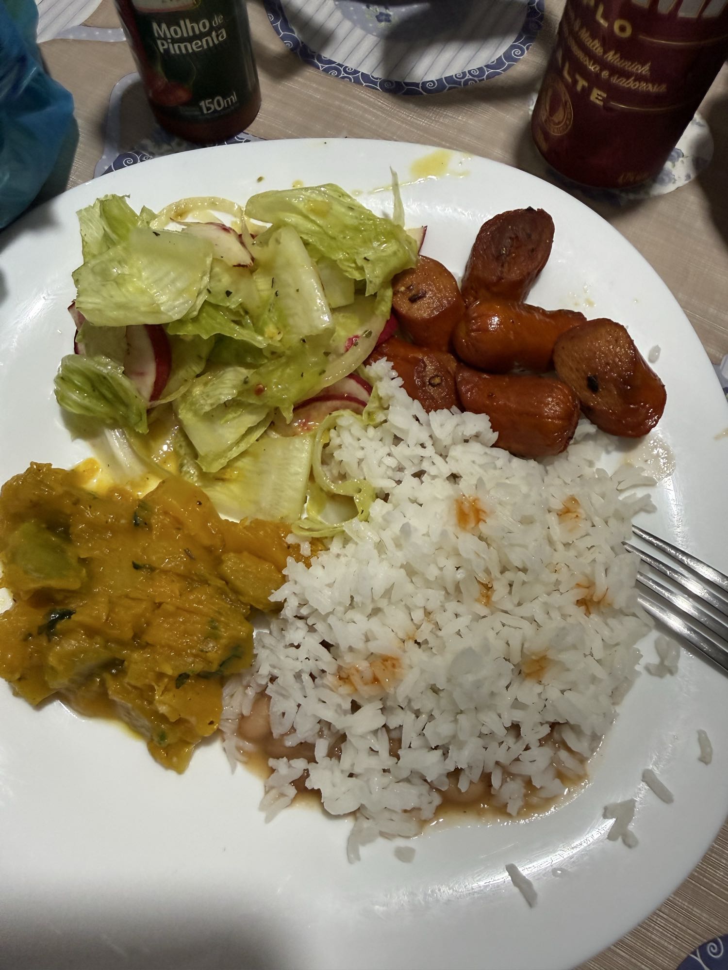 Arroz, salsicha e salada