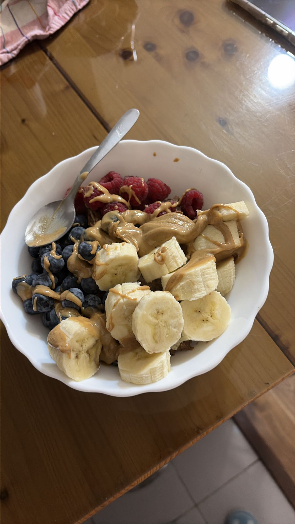 Terci proteic cu fructe și ciocolată