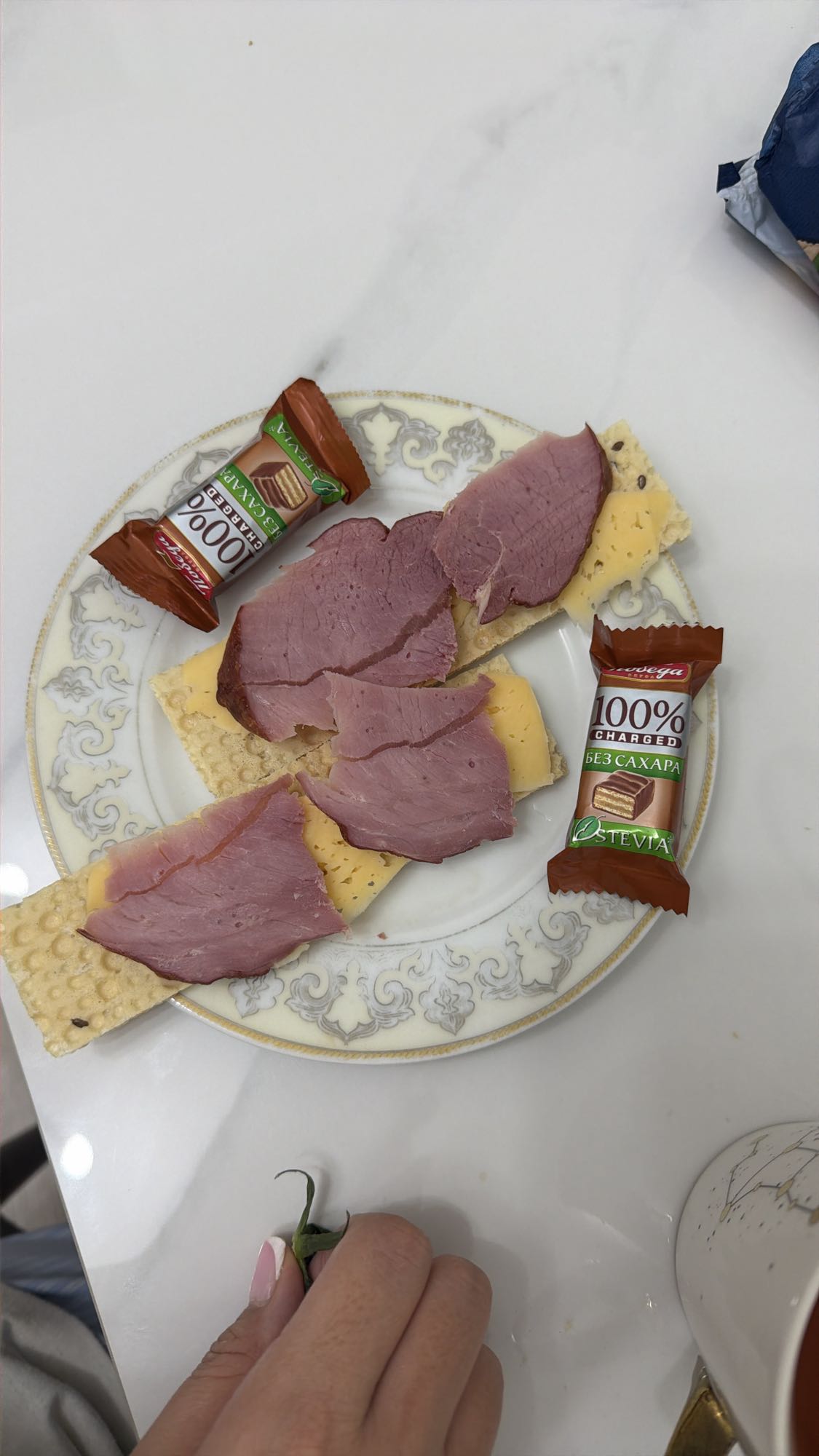 Хрустящие хлебцы с ветчиной и сыром