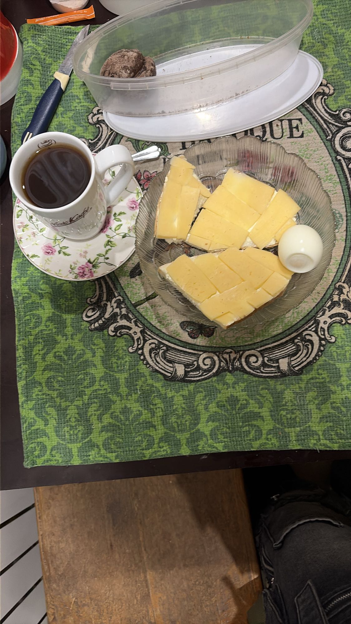 сыр с яйцом и кофе