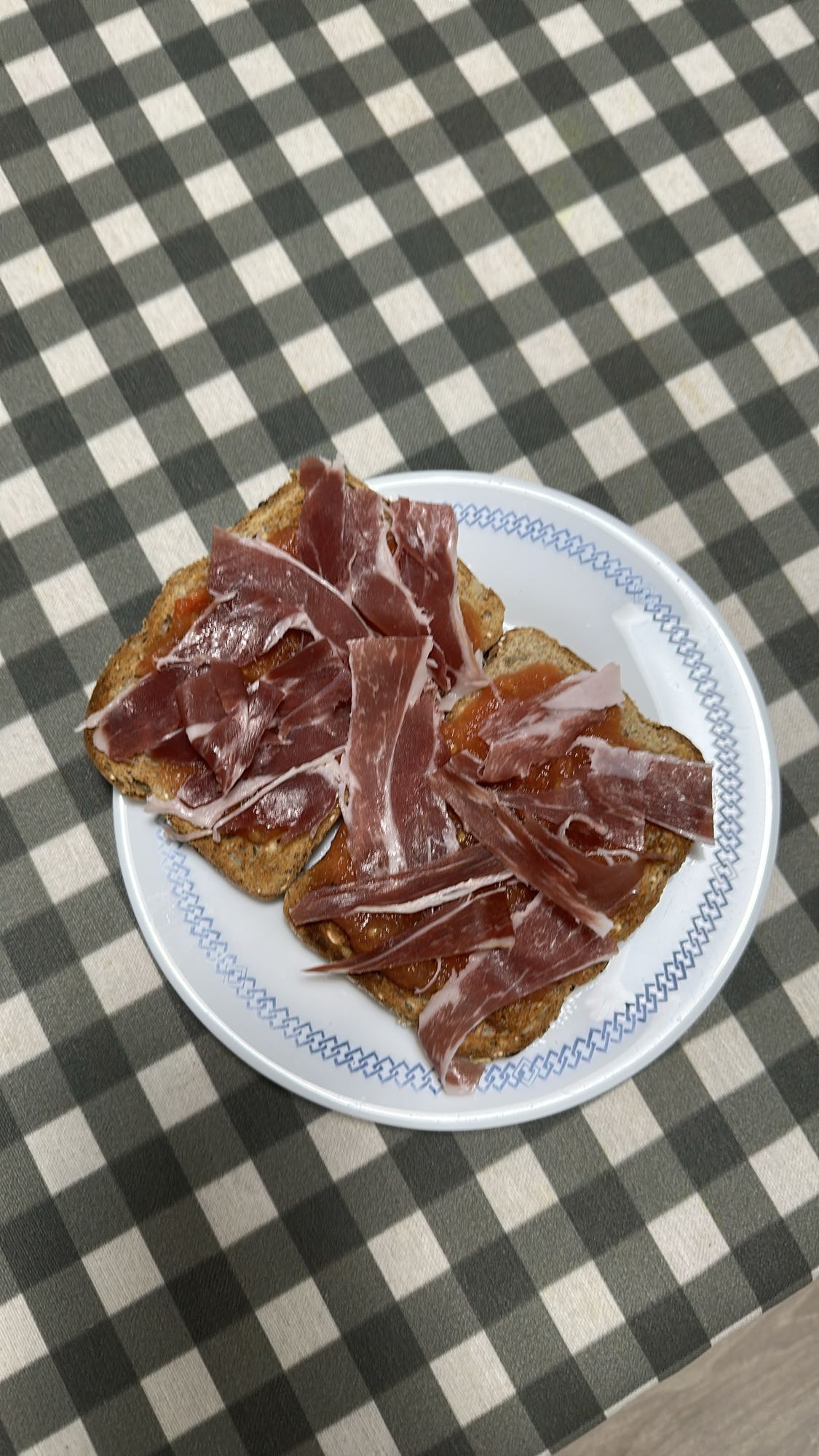 Tostada con jamón y tomate