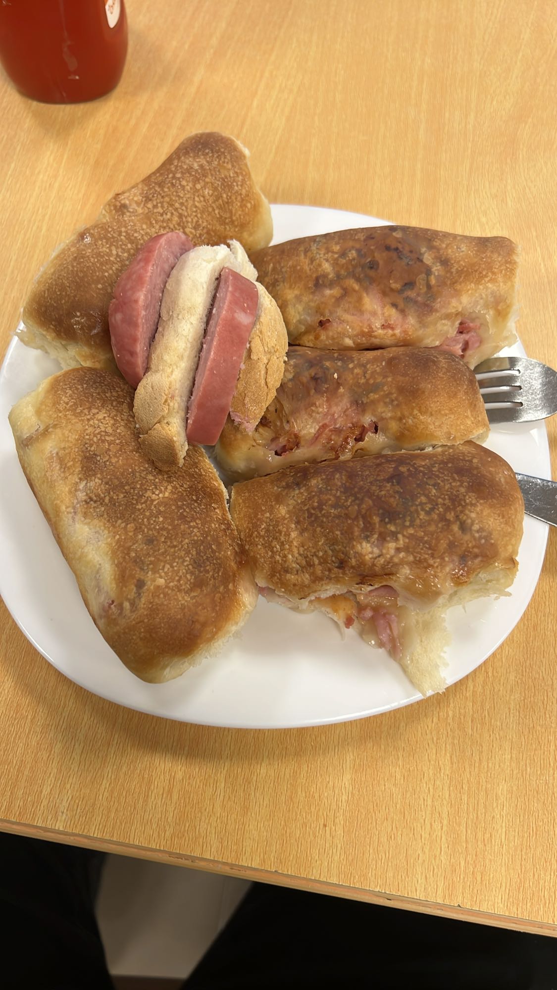 Rulouri cu șuncă și sandviș cu parizer