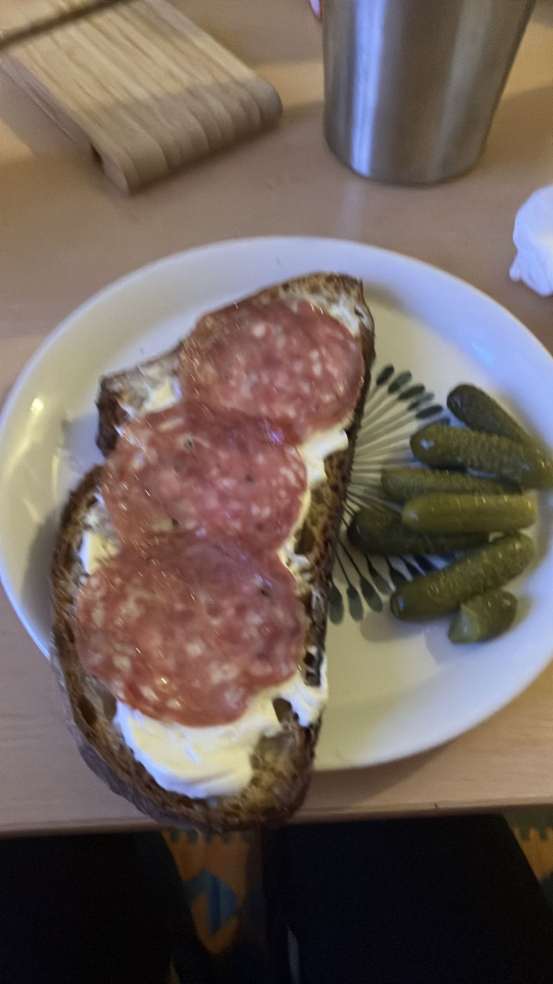 Torrada com salame e picles