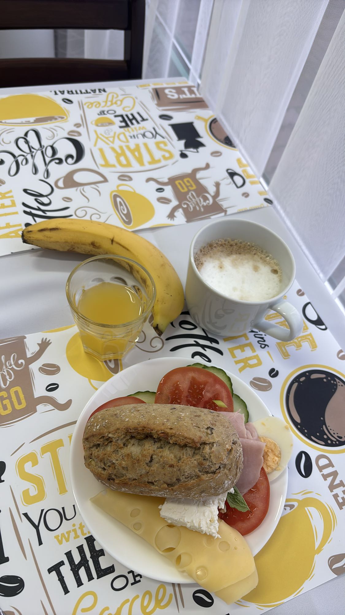 Śniadanie z bułką i bananem