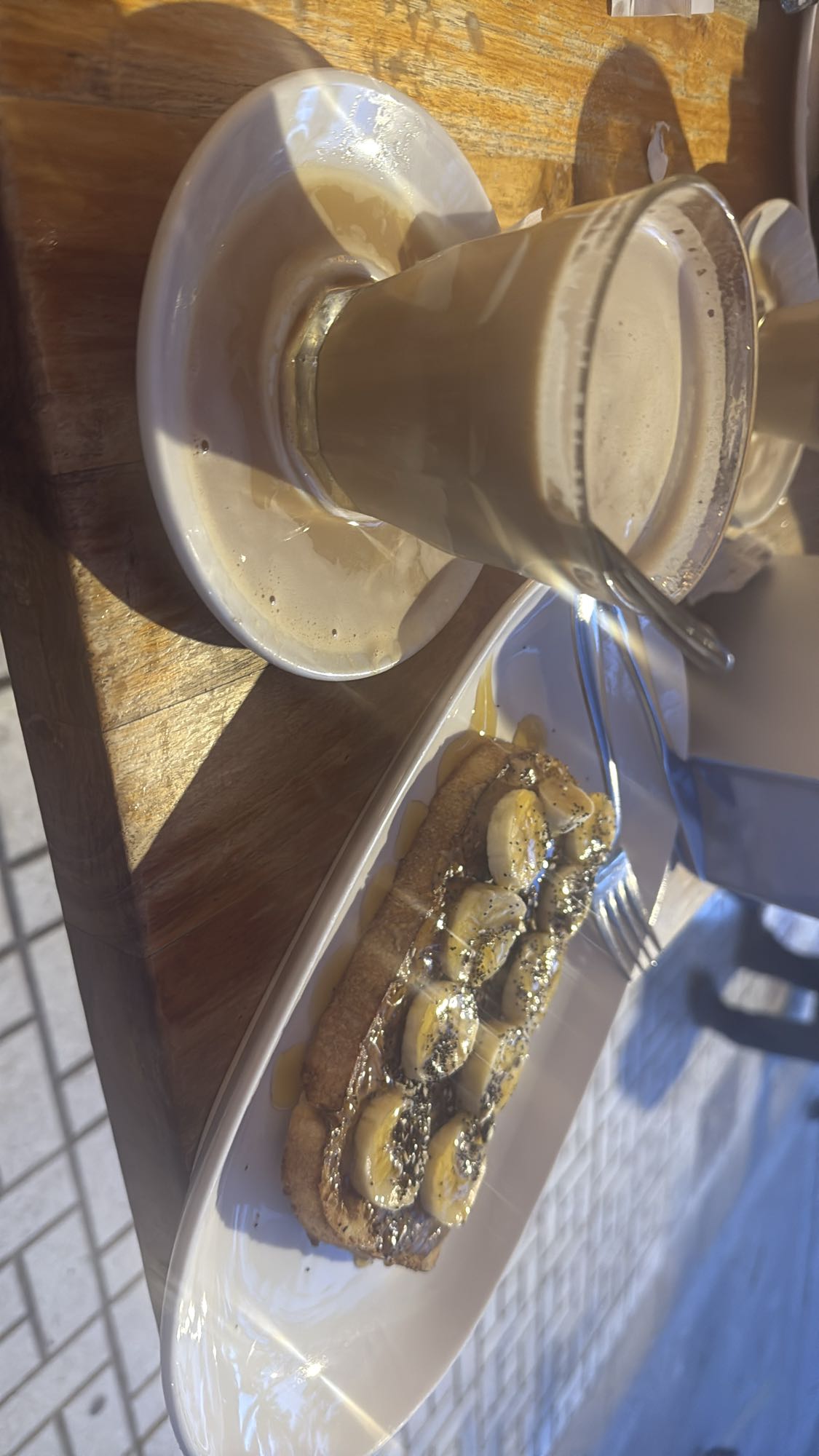 Tostada con banana y café