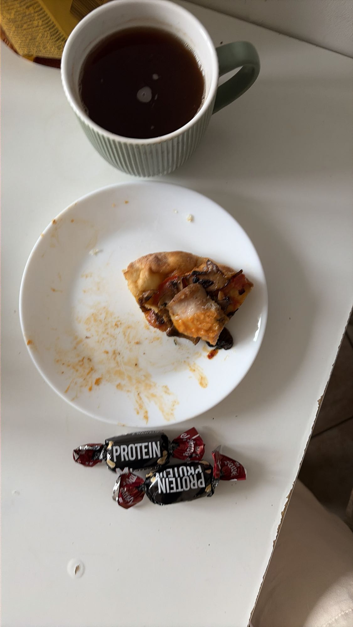 Пицца, чай и протеиновые конфеты