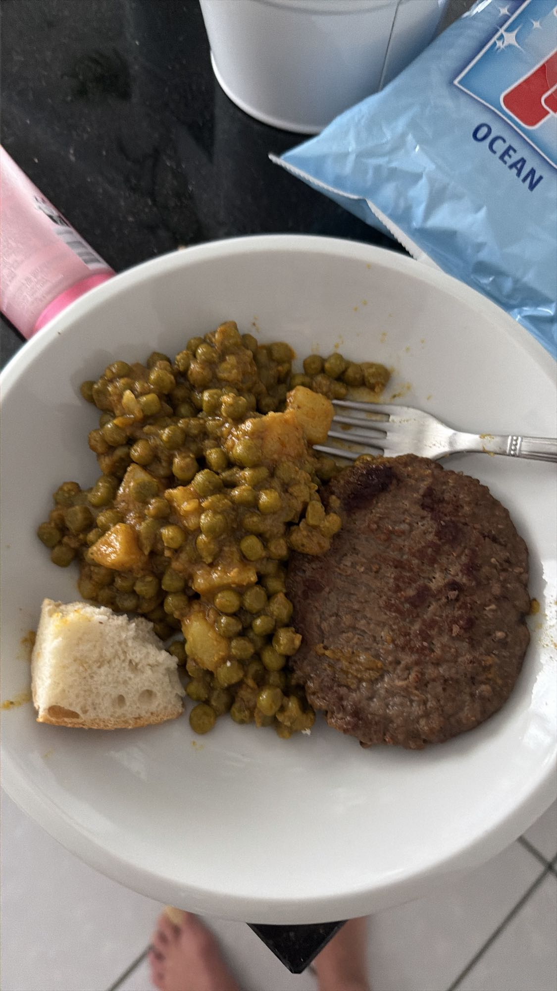 Köfte, bezelye ve ekmek