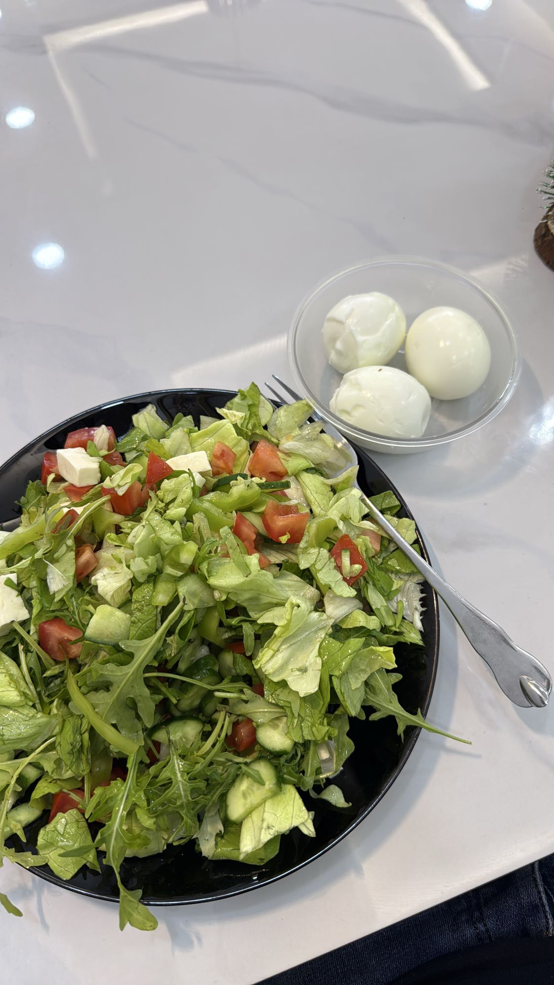 Salată cu ouă fierte