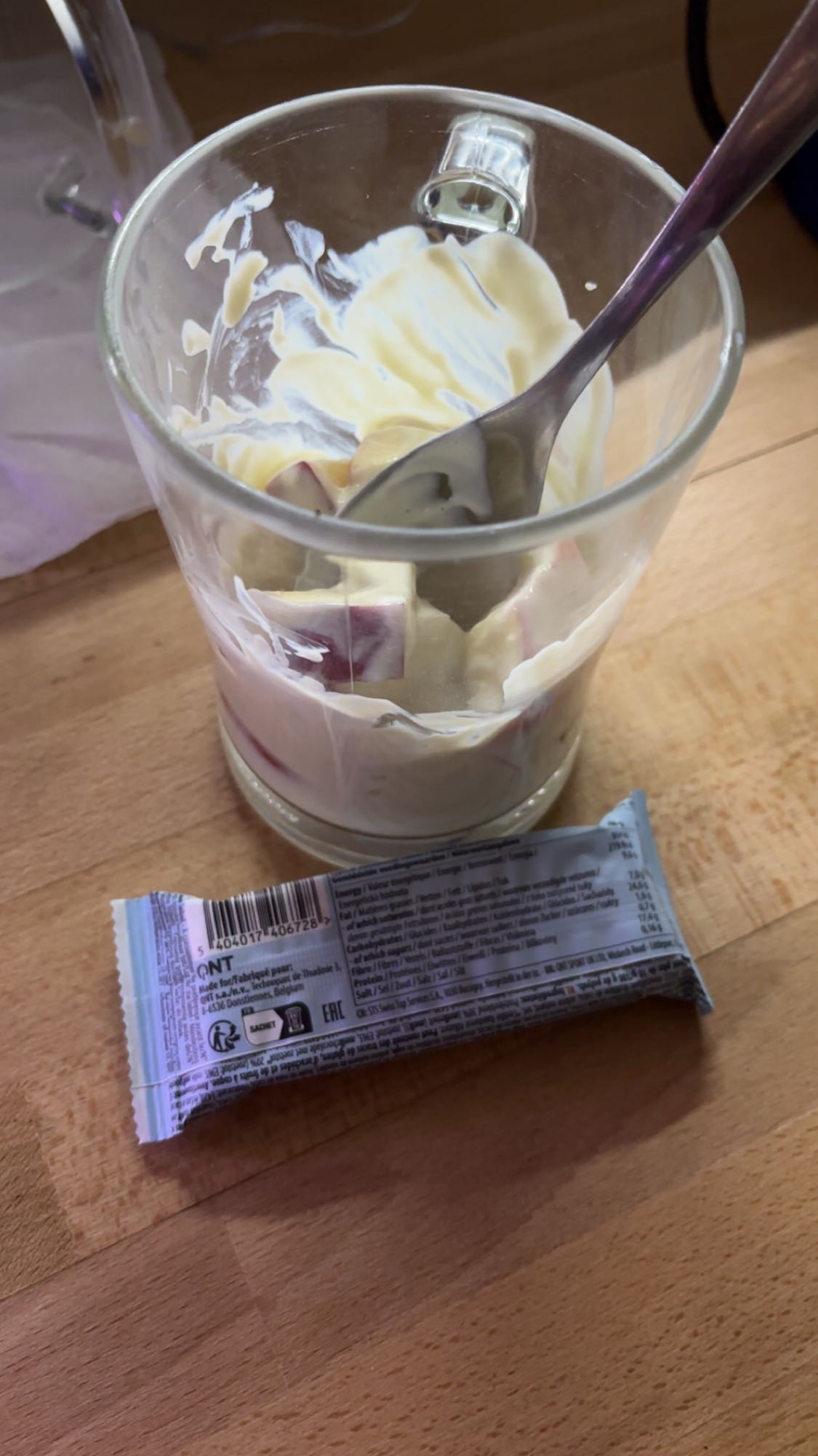 Yaourt sojasun, pomme et barre protéinée