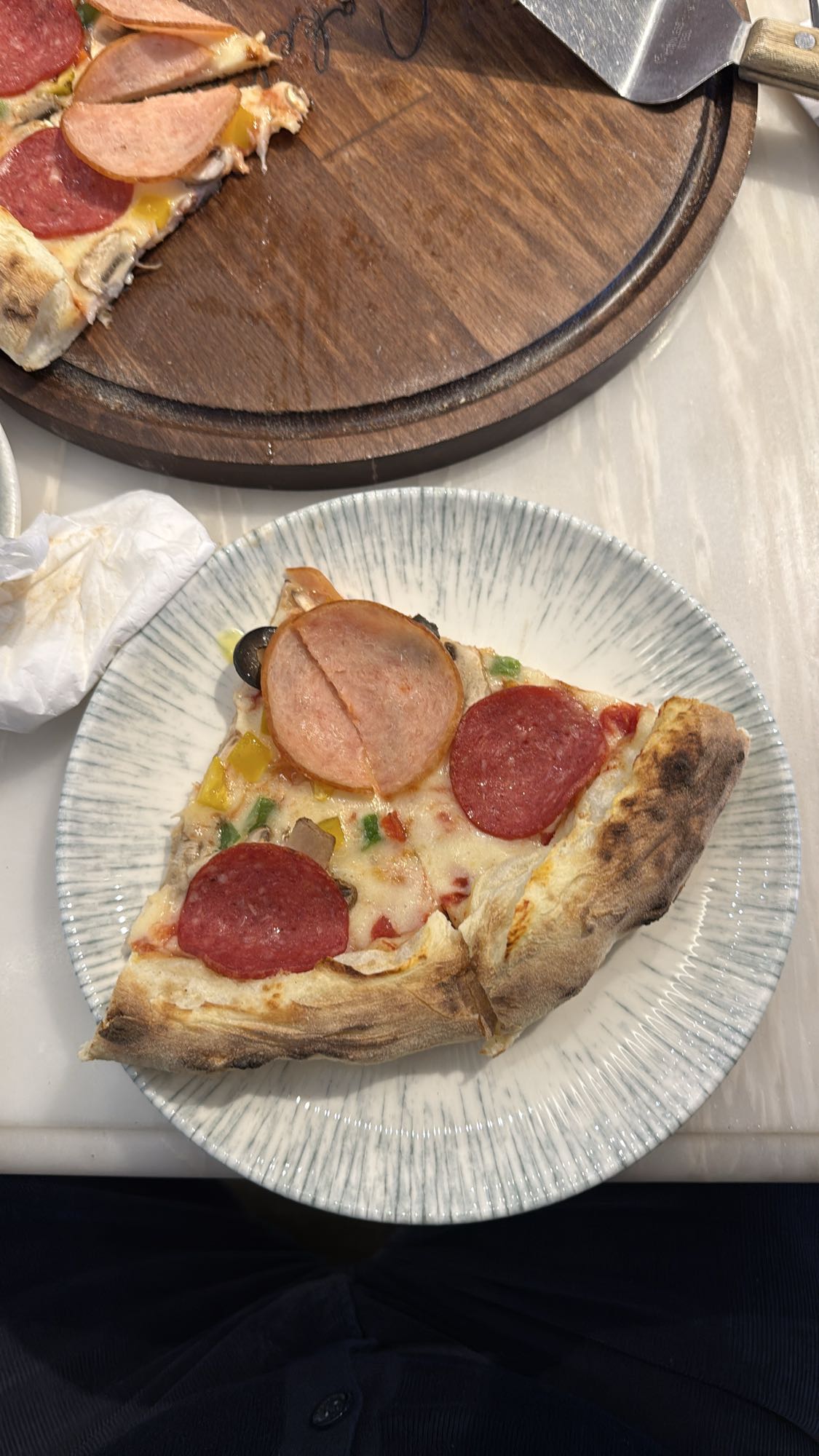 пицца с колбасой