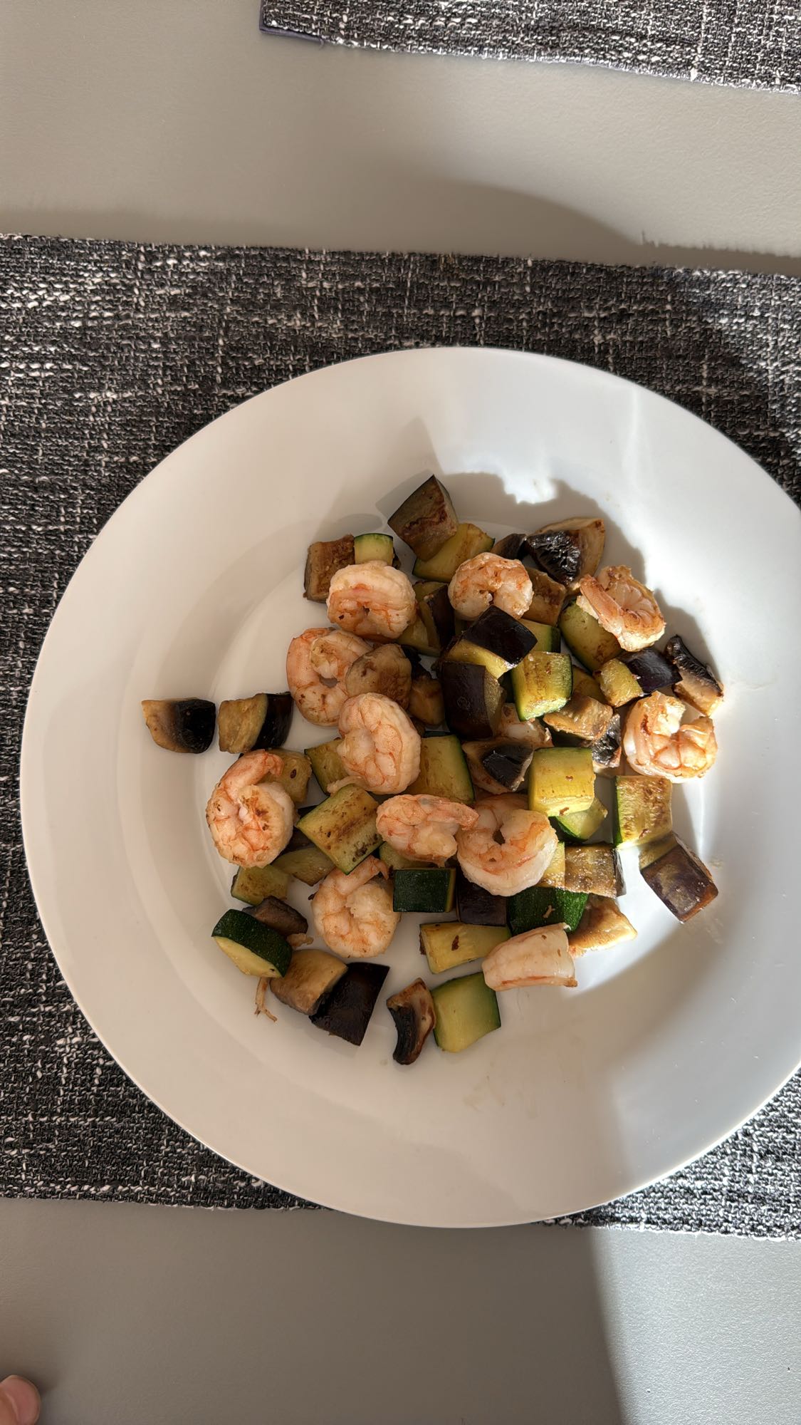 Creveți cu legume la tigaie