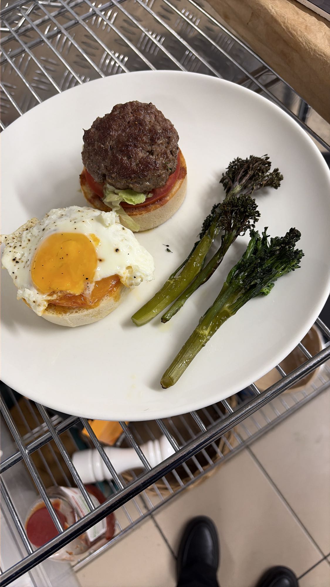 бургер с яйцом и брокколи