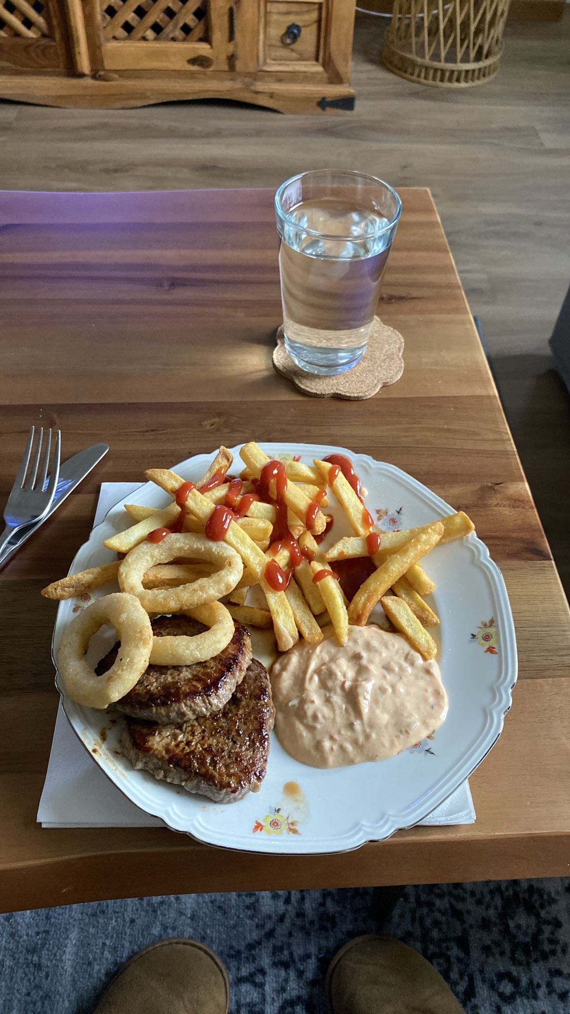 Hamburgare med pommes