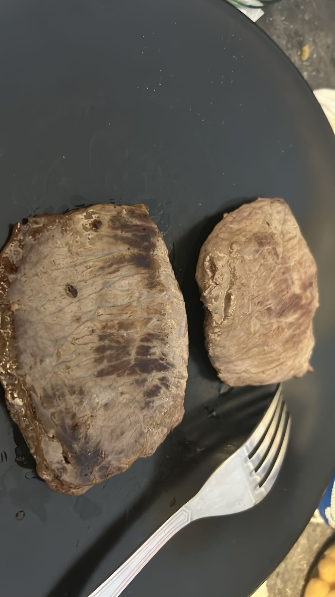 Steaks de boeuf grillés