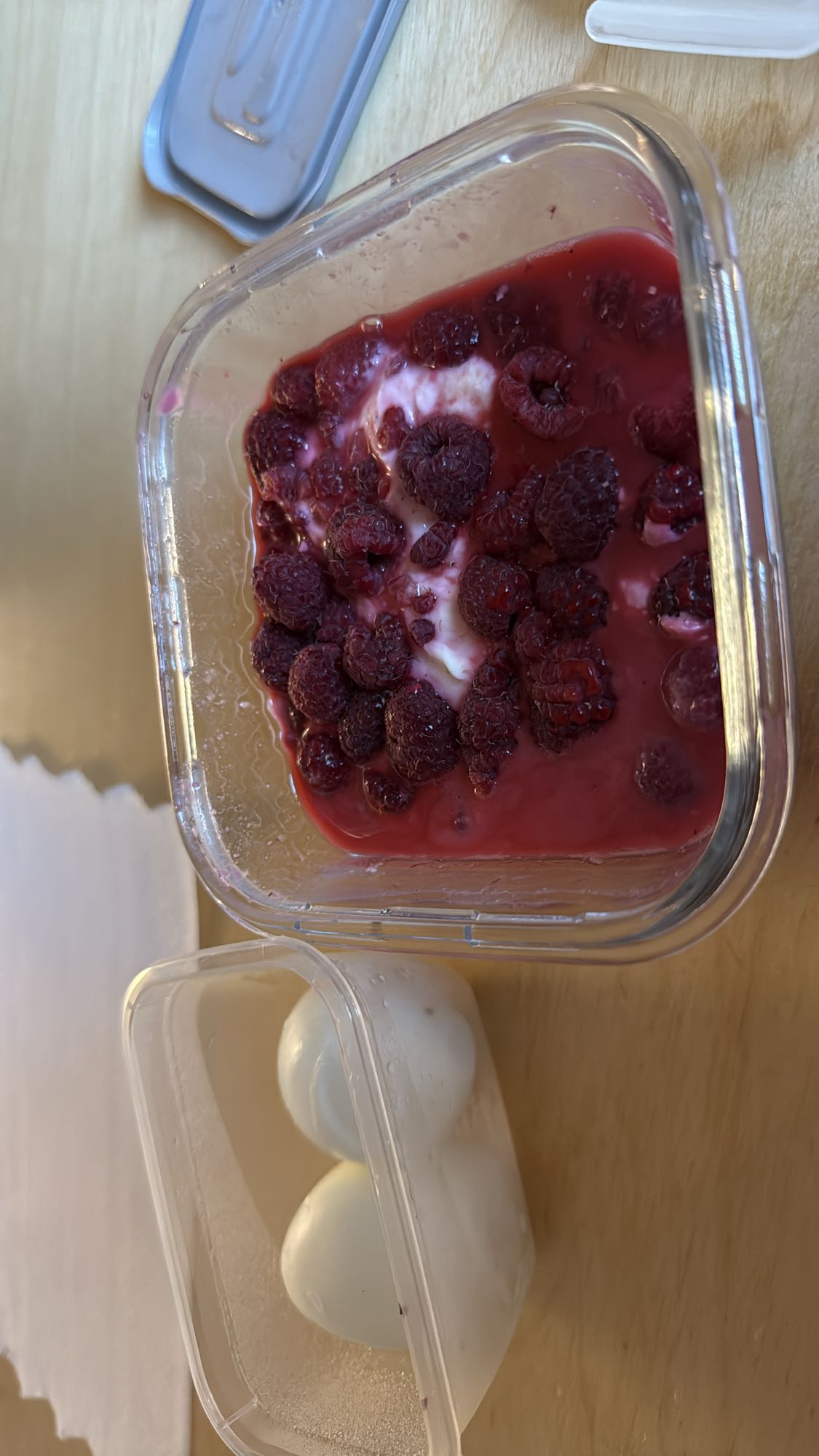 Ägg och yoghurt med hallon