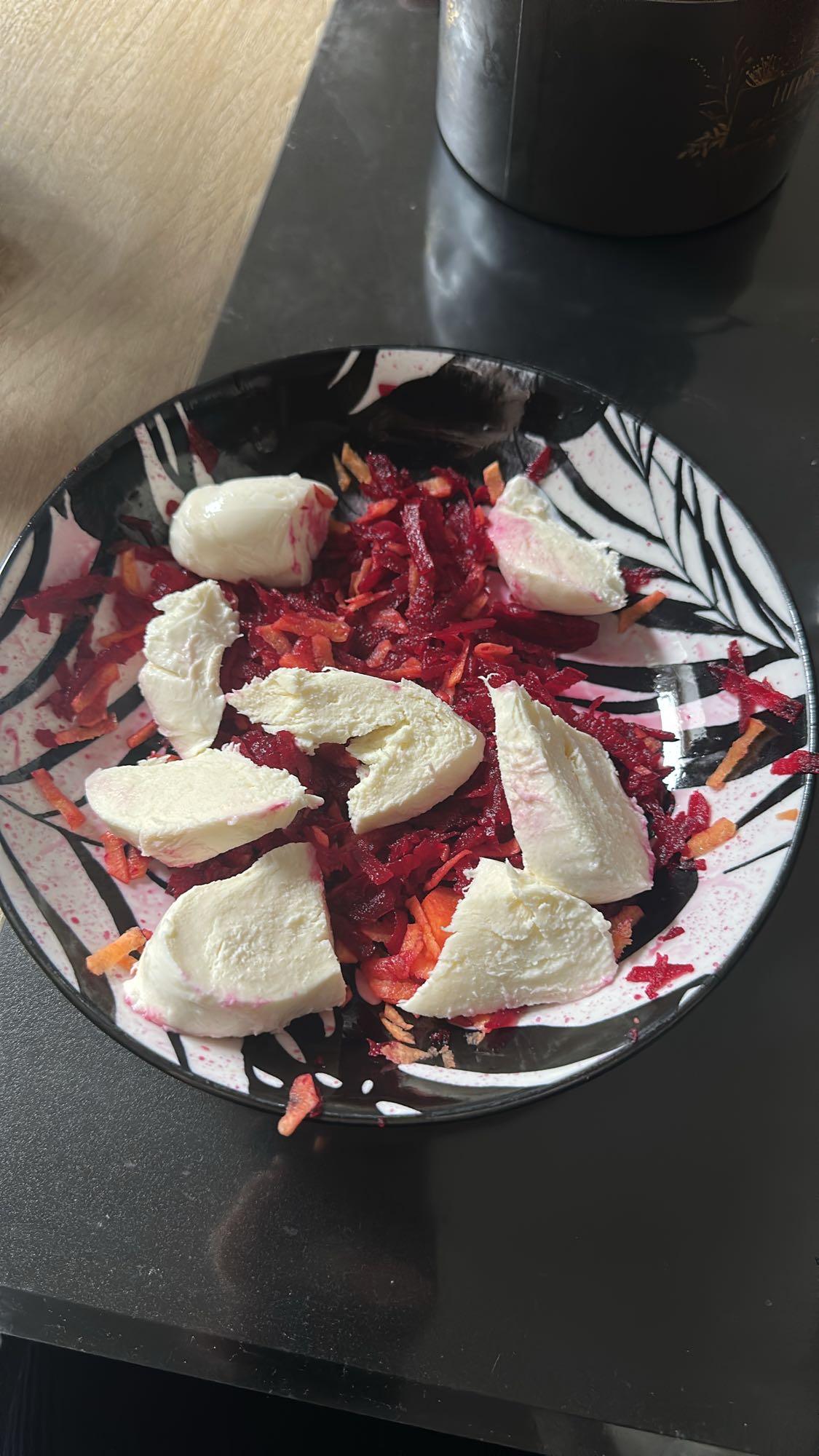 Salată cu mozzarella