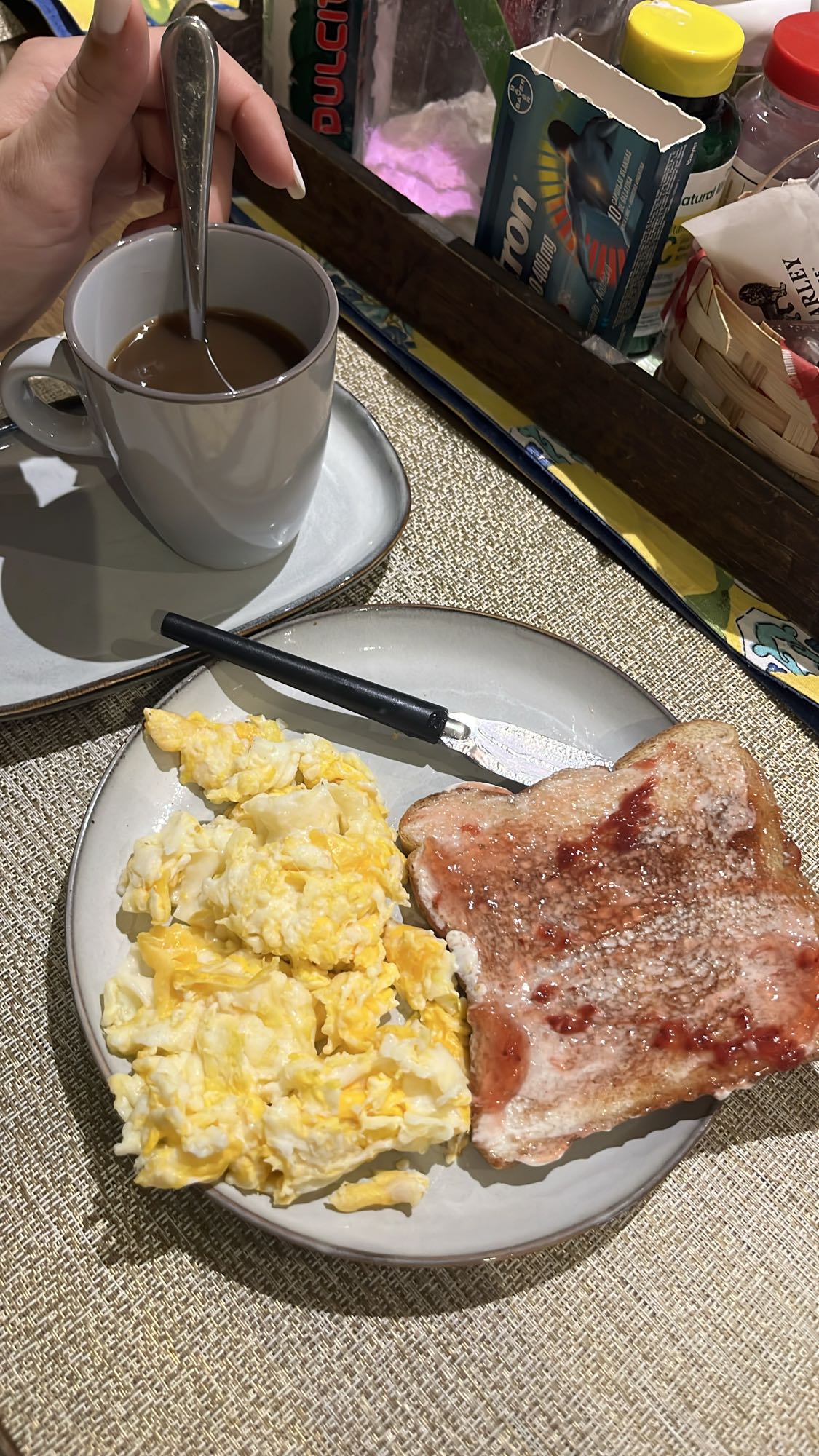 Desayuno con huevo y pan