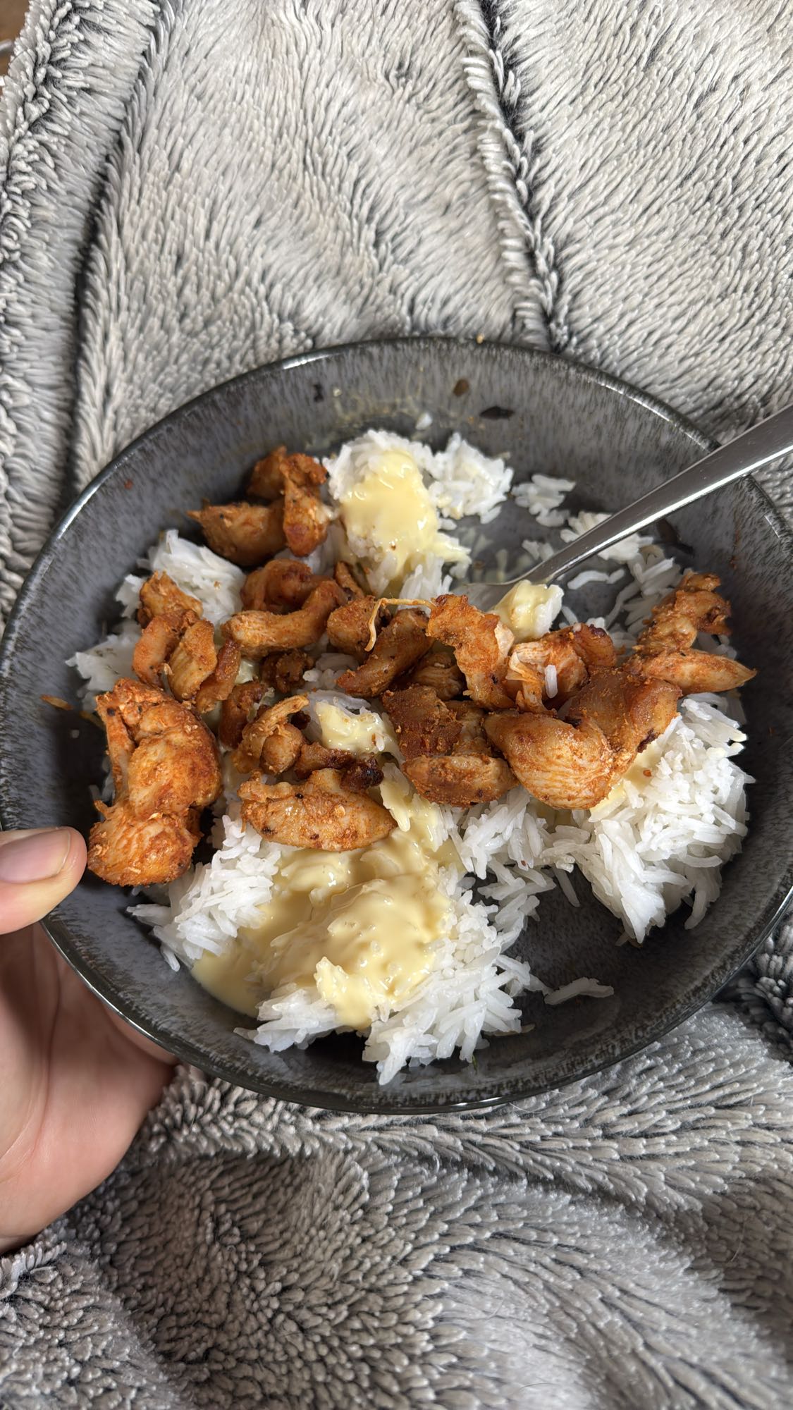 Hähnchen mit Reis und Sauce Hollondaise légère