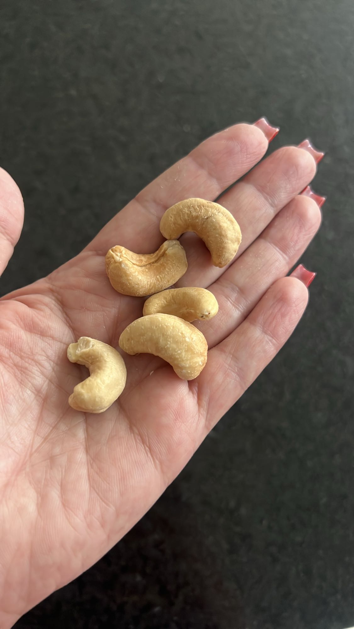 Castanhas de caju na mão