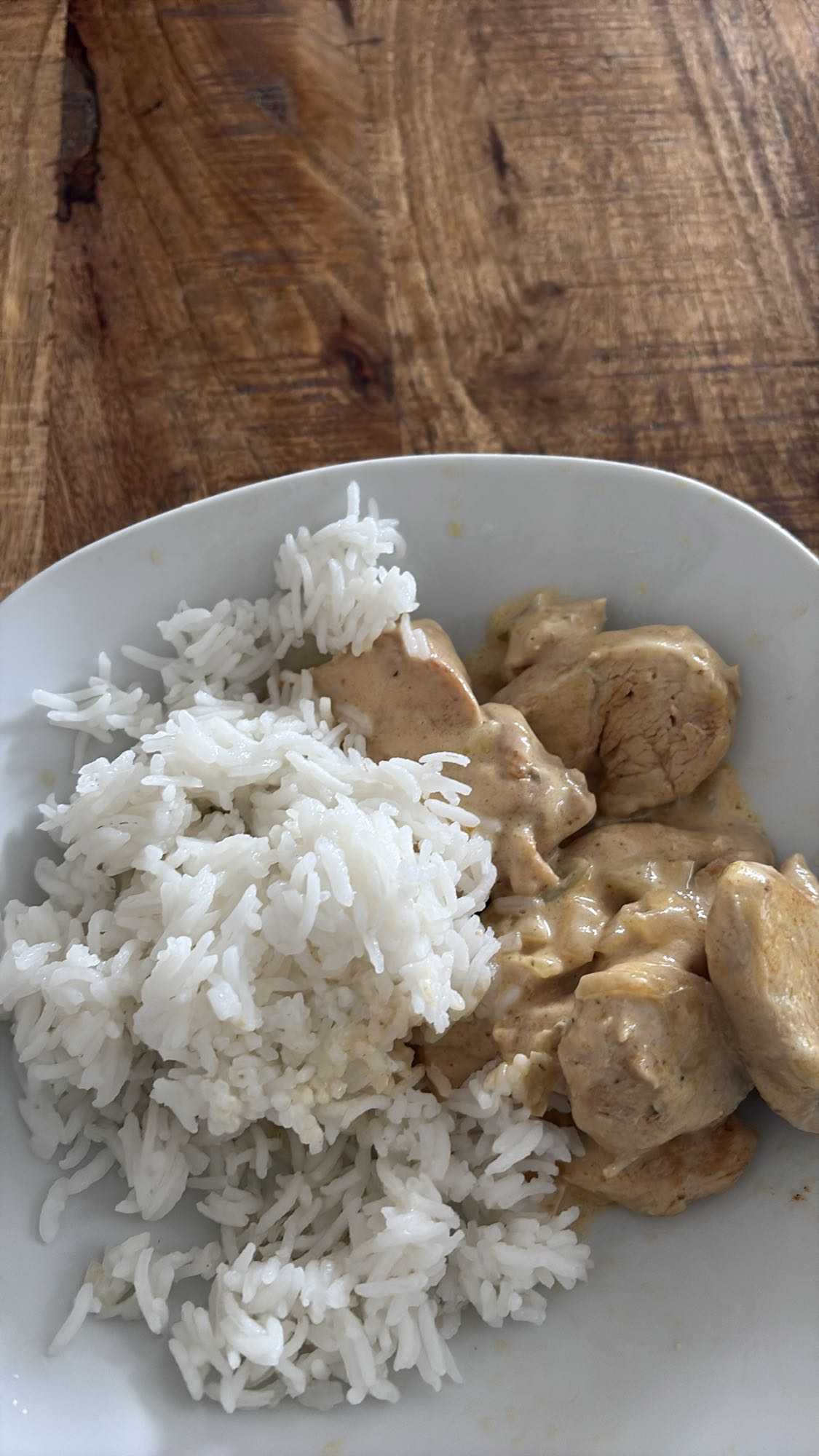 kip met rijst en saus