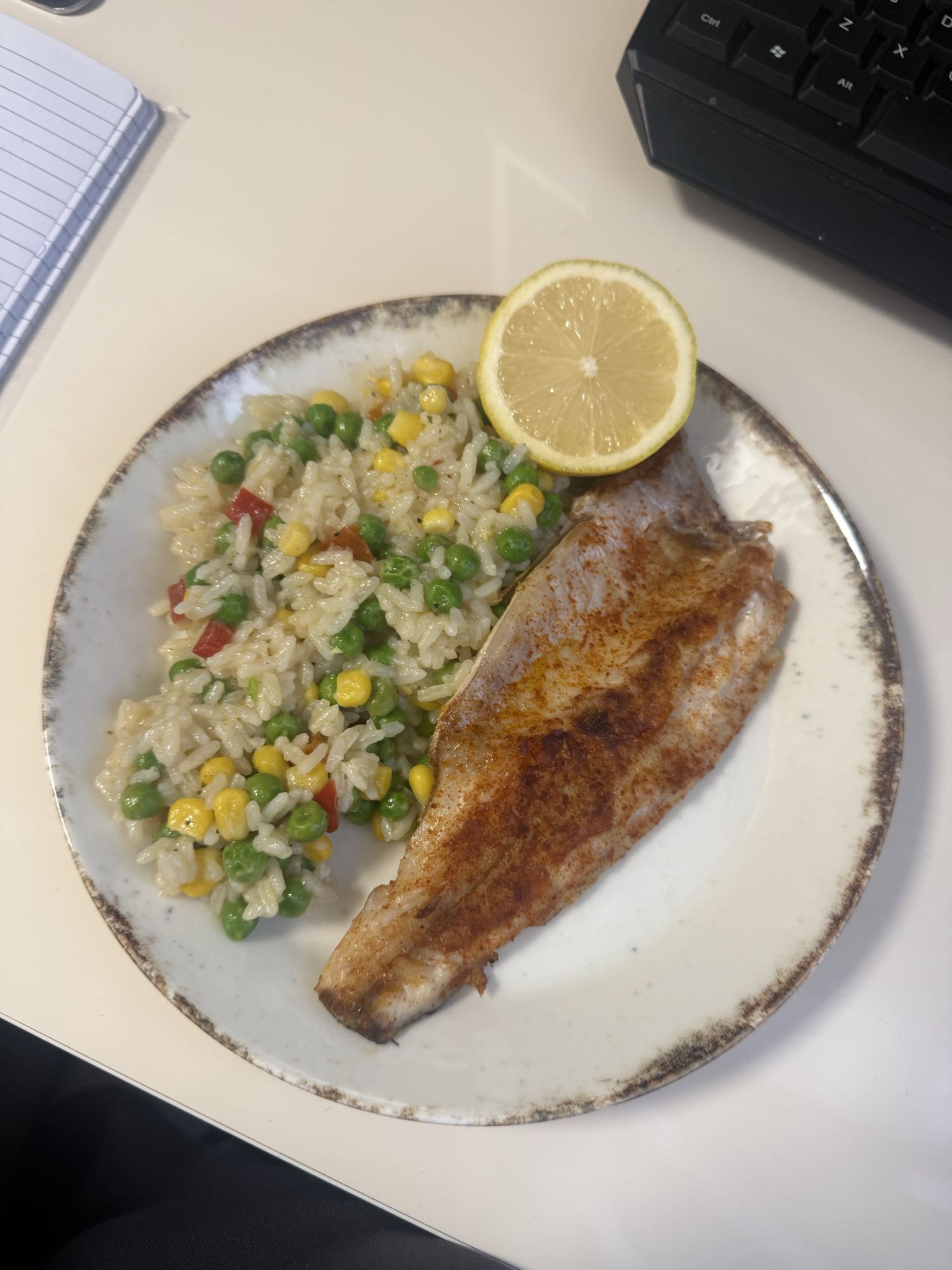 File de pește cu orez și legume