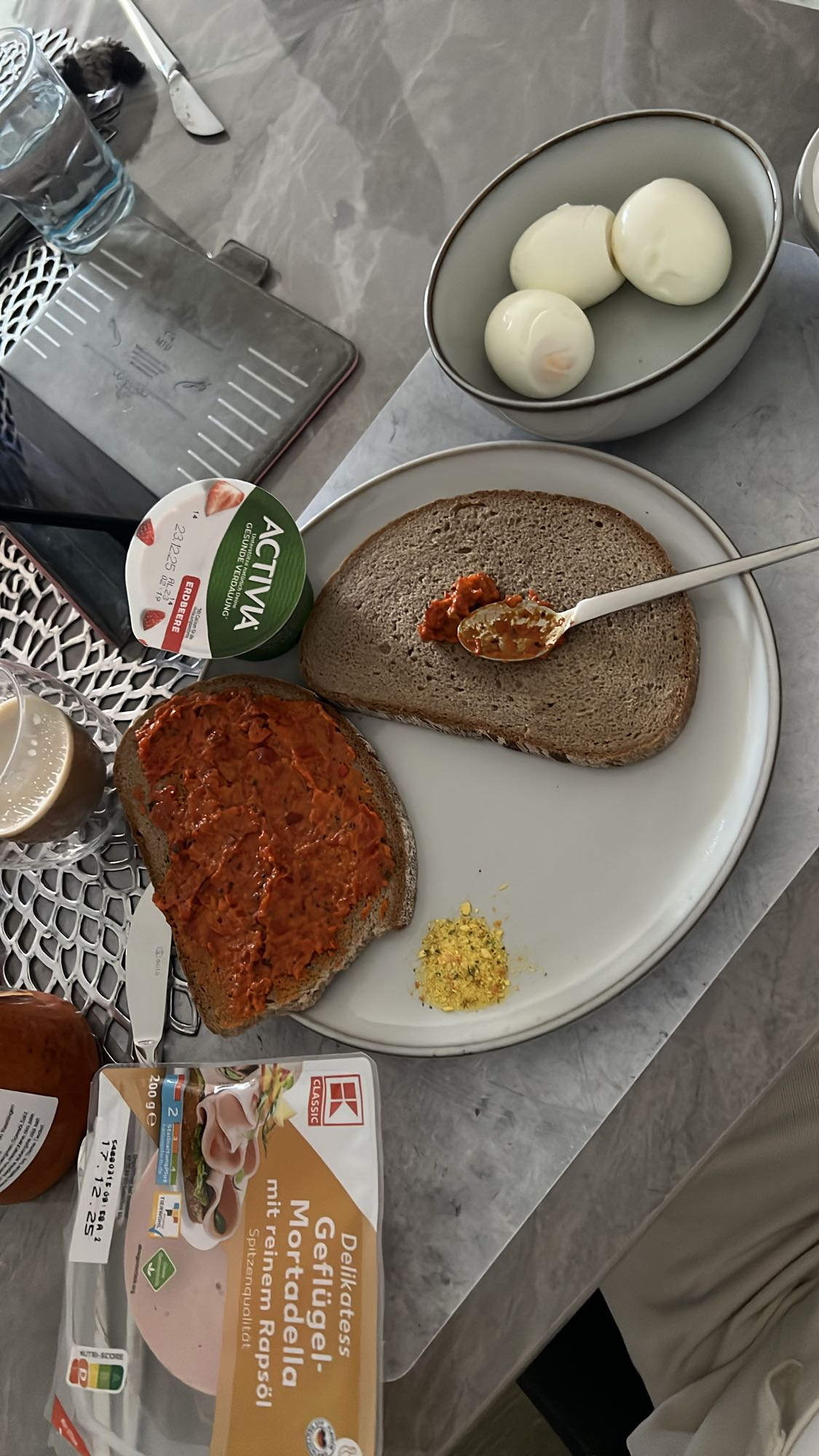 Frühstück mit Brot & Ei