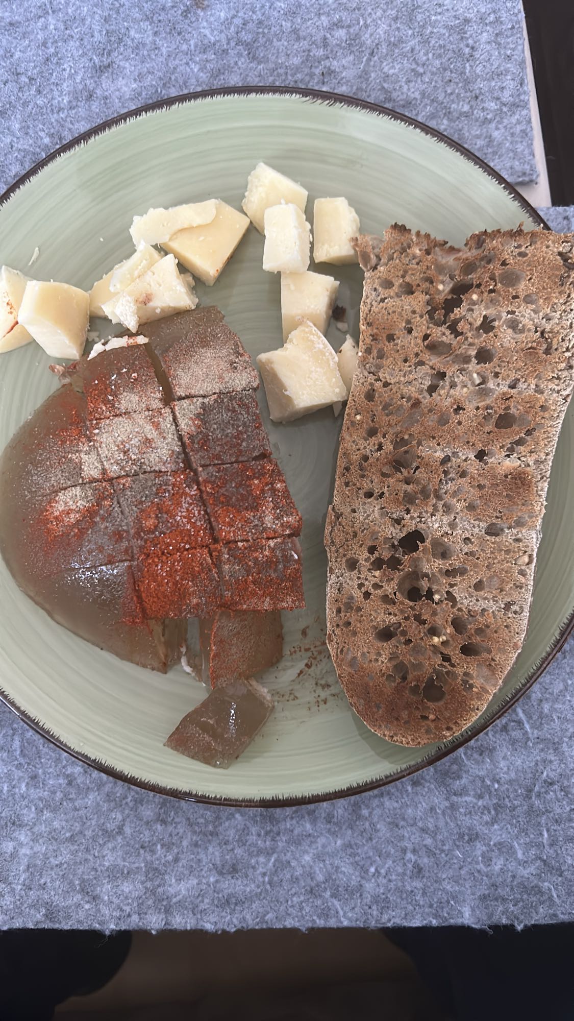 pan con queso y gelatina