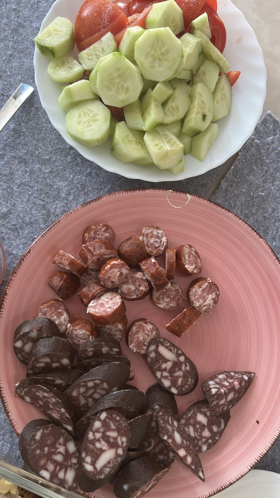 Ensalada y embutidos