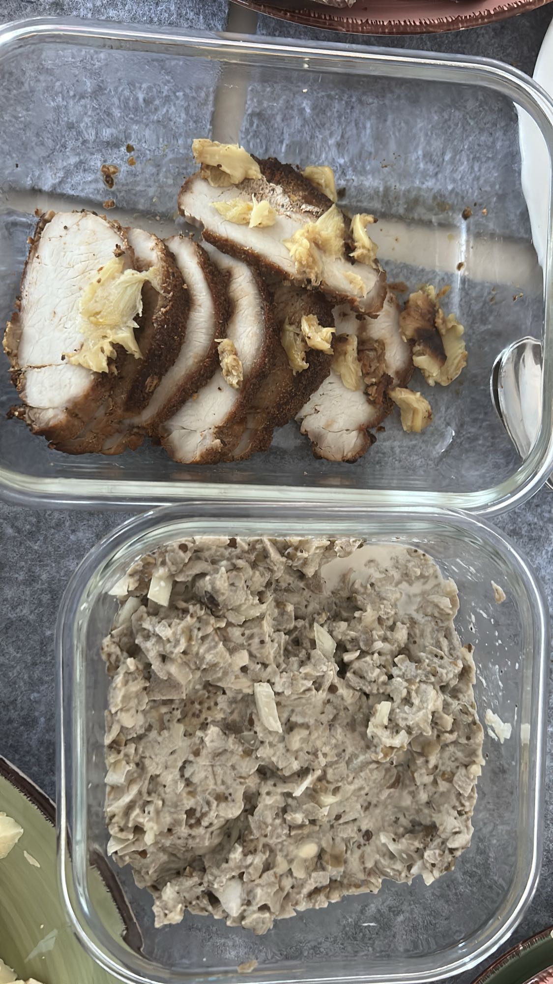 Cerdo asado y ensalada cremosa