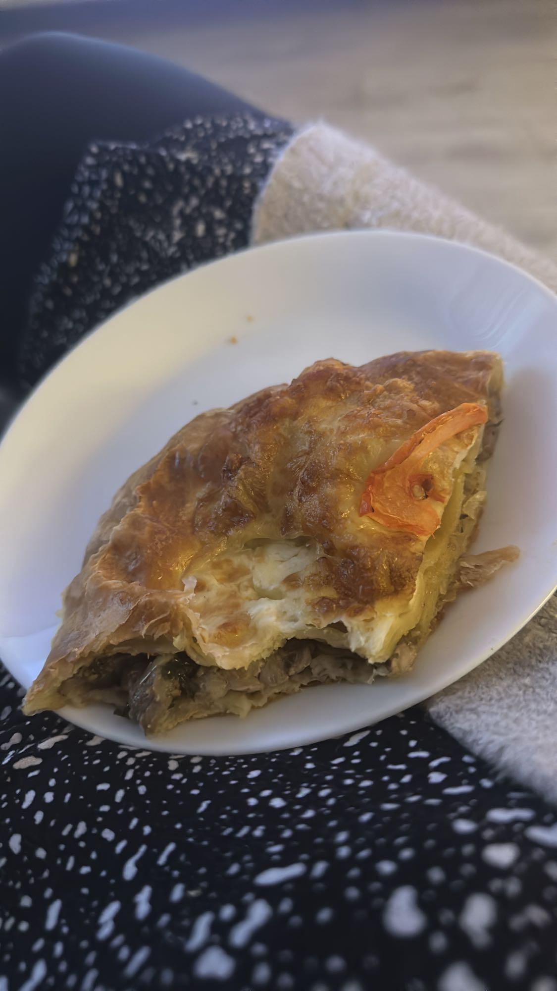 kawałek zapiekanki z mięsem